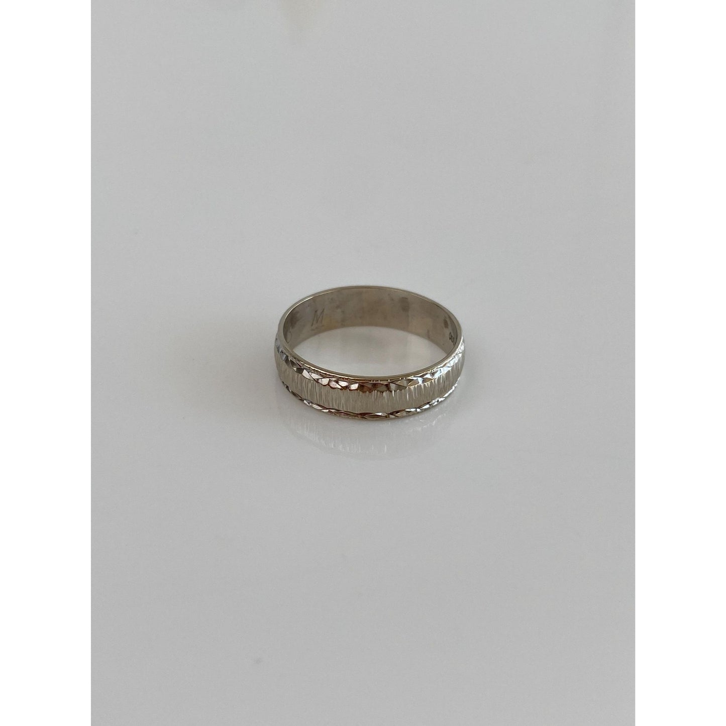 Vintage Solid 18k White Gold Diamond Cut Ring Band - Size 6.5