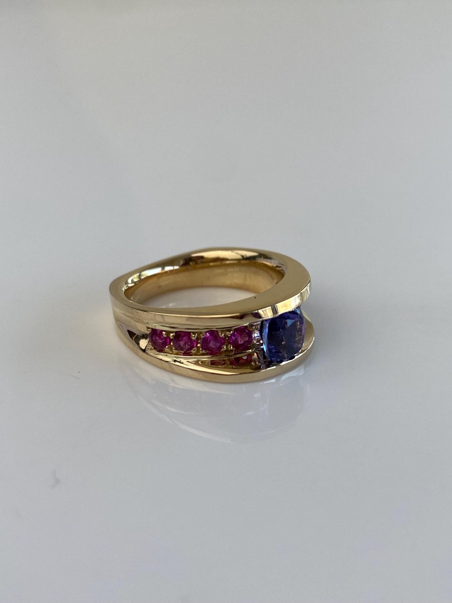 Vintage Solid 14k Yellow Gold Iolite Pink Sapphire Ring - Size 5.25