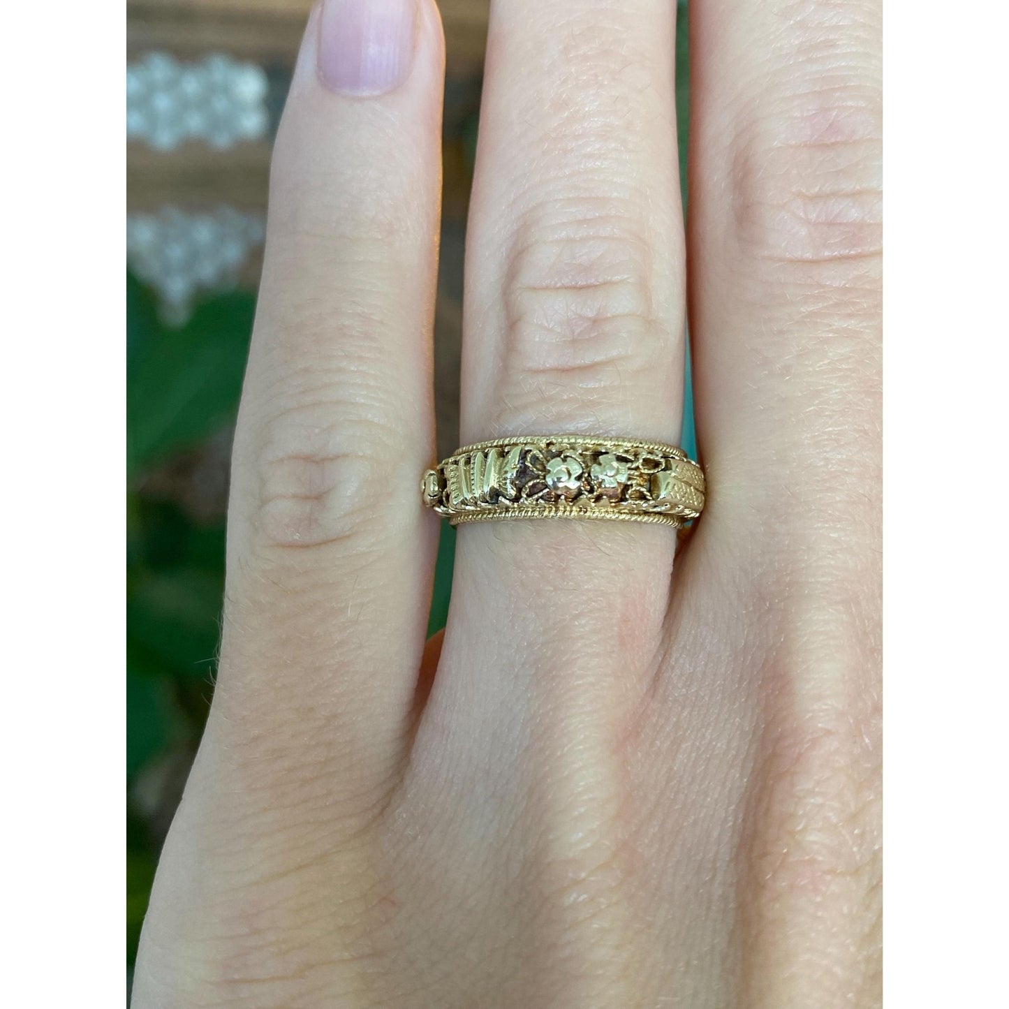 Vintage Solid 14k Yellow Gold Design Ring Band - Size 5.5