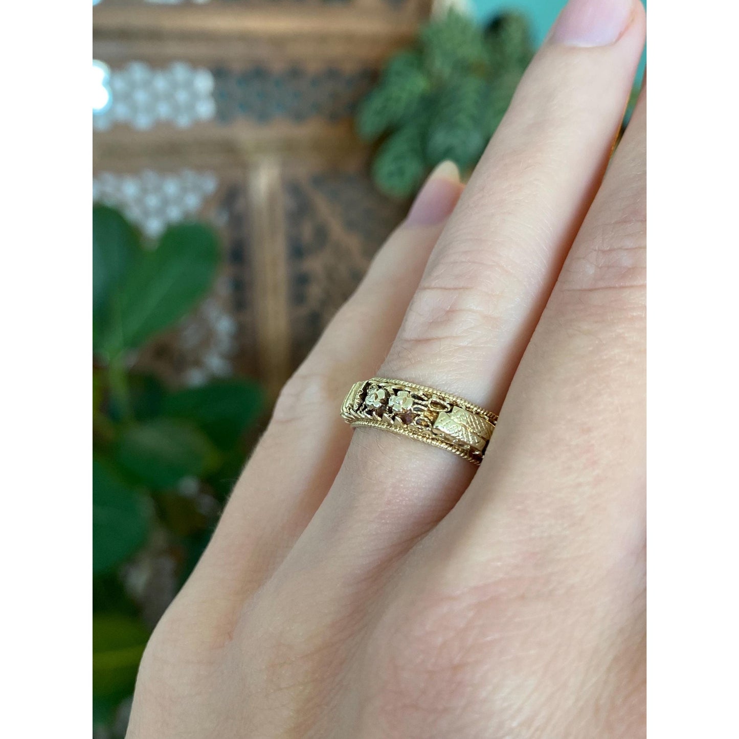 Vintage Solid 14k Yellow Gold Design Ring Band - Size 5.5