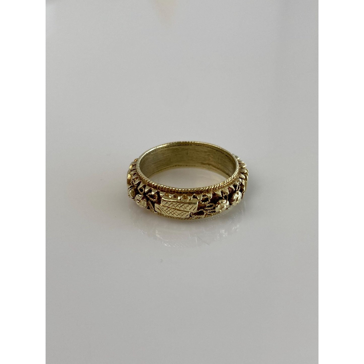 Vintage Solid 14k Yellow Gold Design Ring Band - Size 5.5