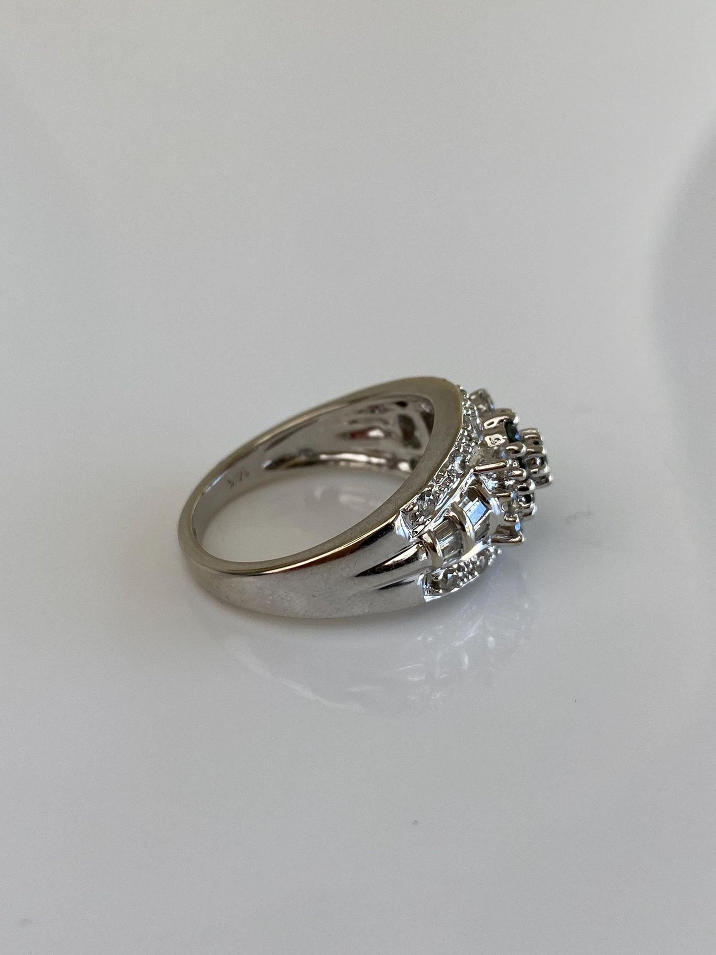 Vintage Solid 14k White Gold Clear & Blue Diamond Ring Band - Size 7
