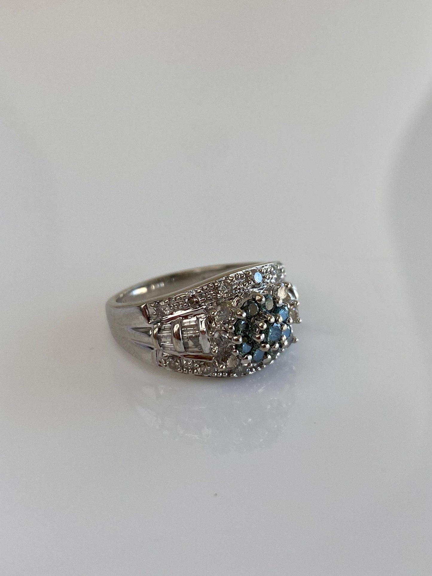 Vintage Solid 14k White Gold Clear & Blue Diamond Ring Band - Size 7
