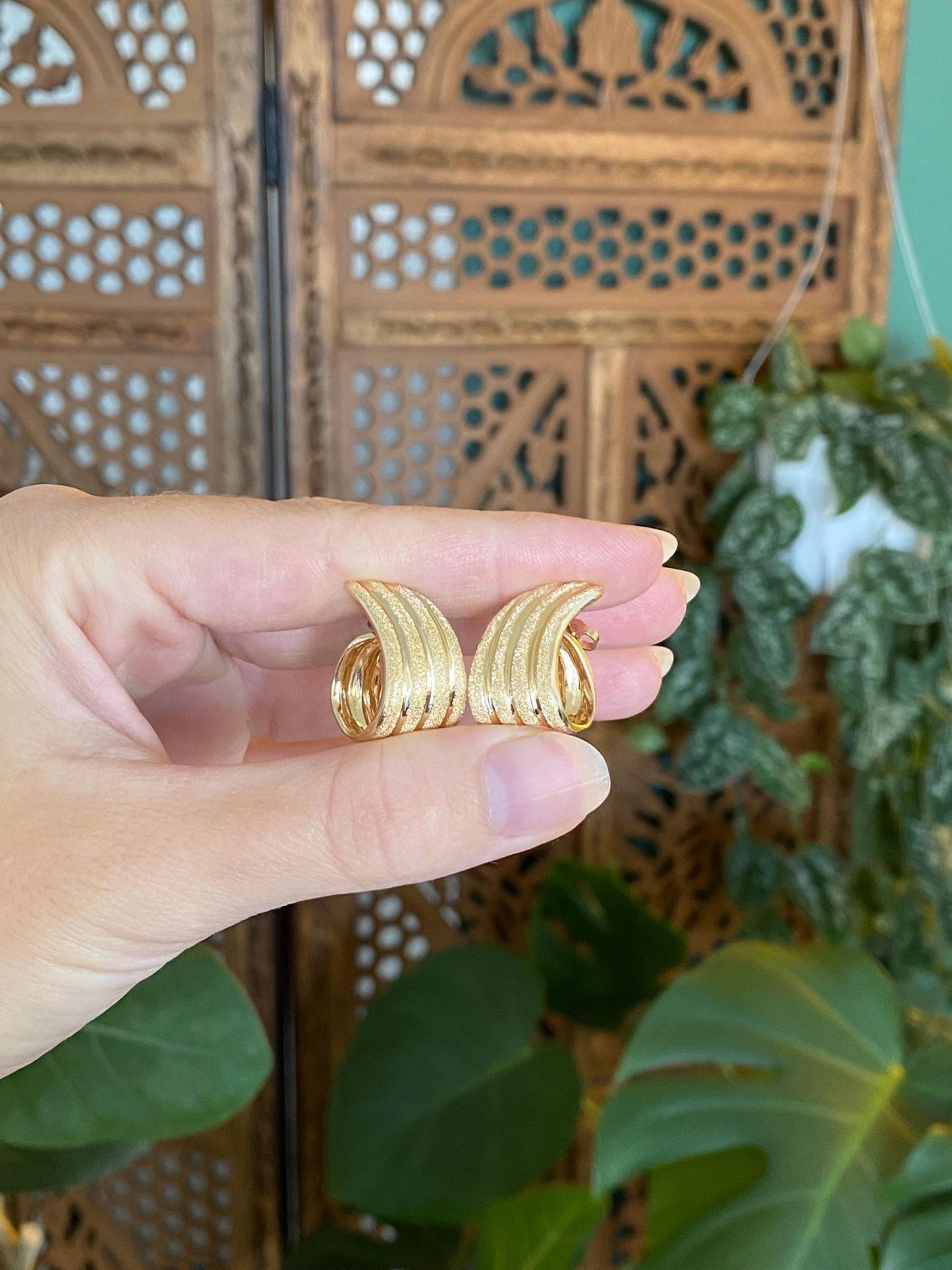 Vintage Solid 14k Yellow Gold Sparkly Lined Swoop Drop Earrings