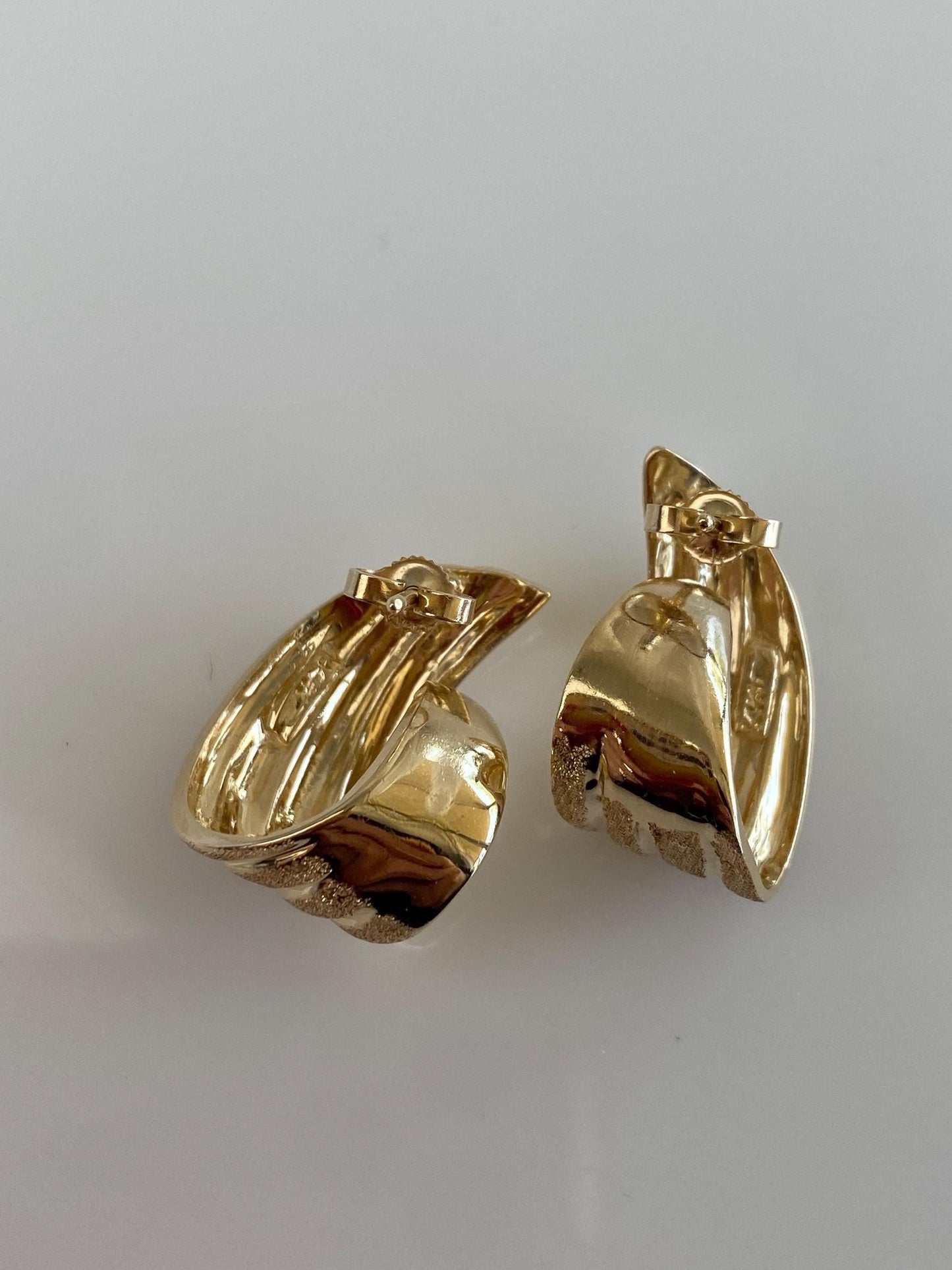Vintage Solid 14k Yellow Gold Sparkly Lined Swoop Drop Earrings