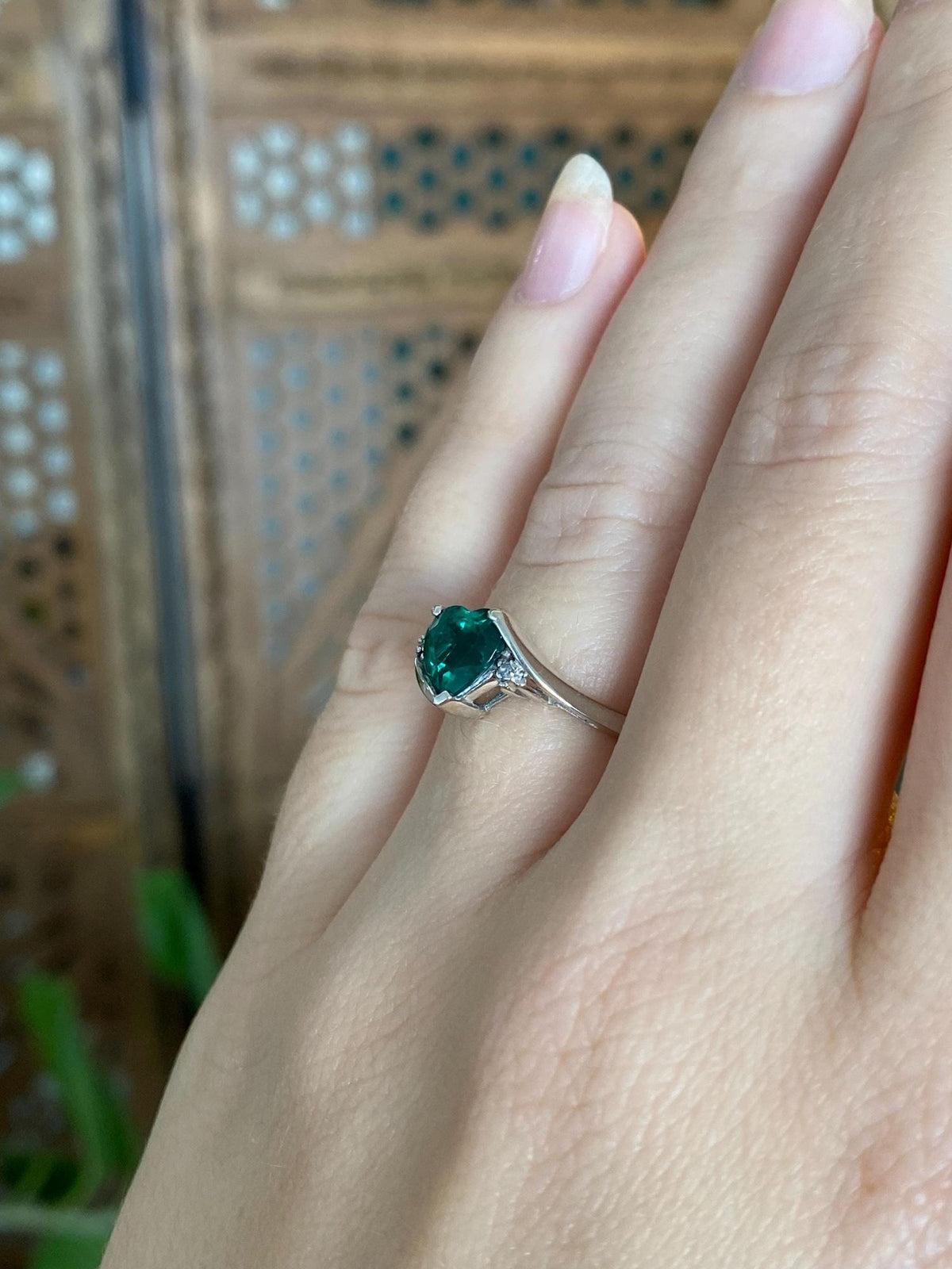 Vintage Solid 10k White Gold Emerald Heart Diamonds Ring - Size 5.75