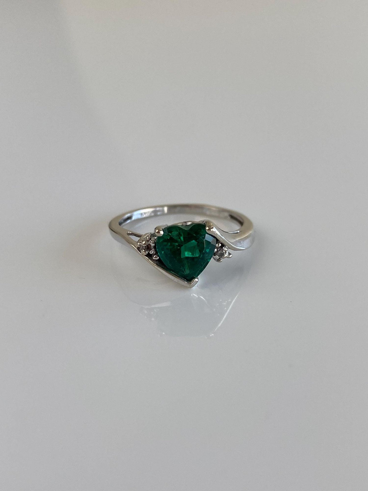 Vintage Solid 10k White Gold Emerald Heart Diamonds Ring - Size 5.75