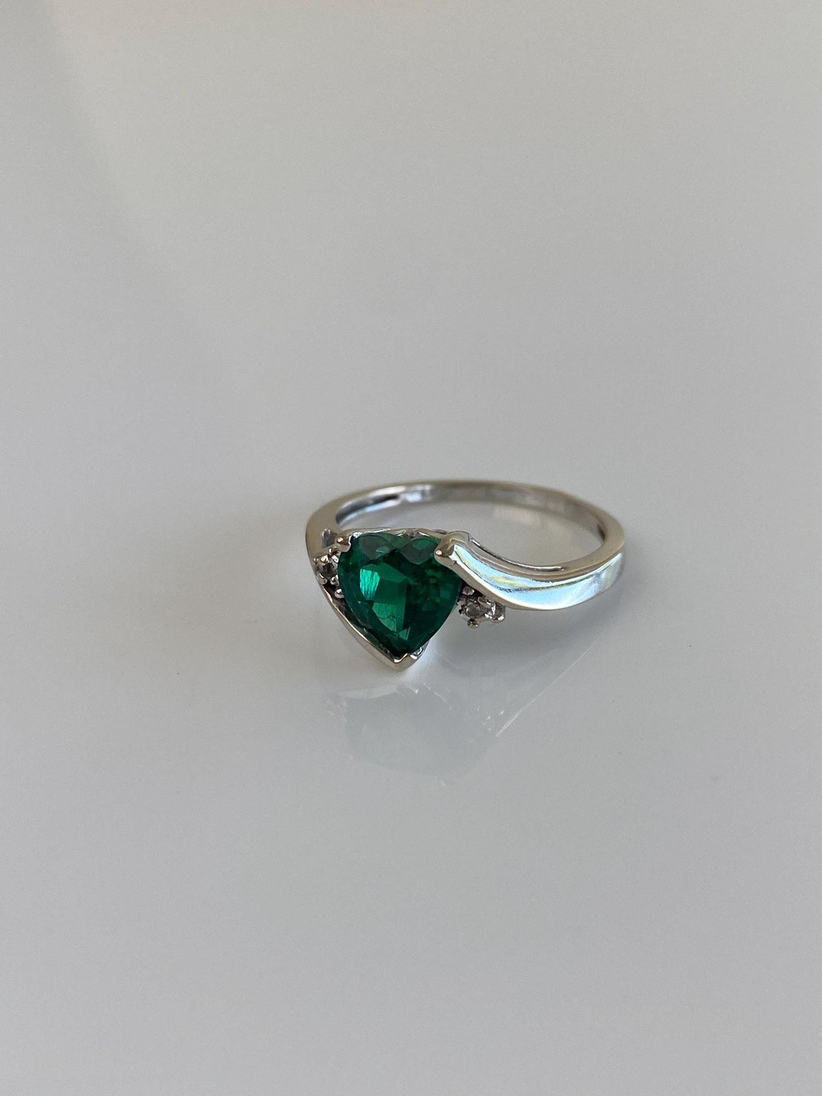 Vintage Solid 10k White Gold Emerald Heart Diamonds Ring - Size 5.75