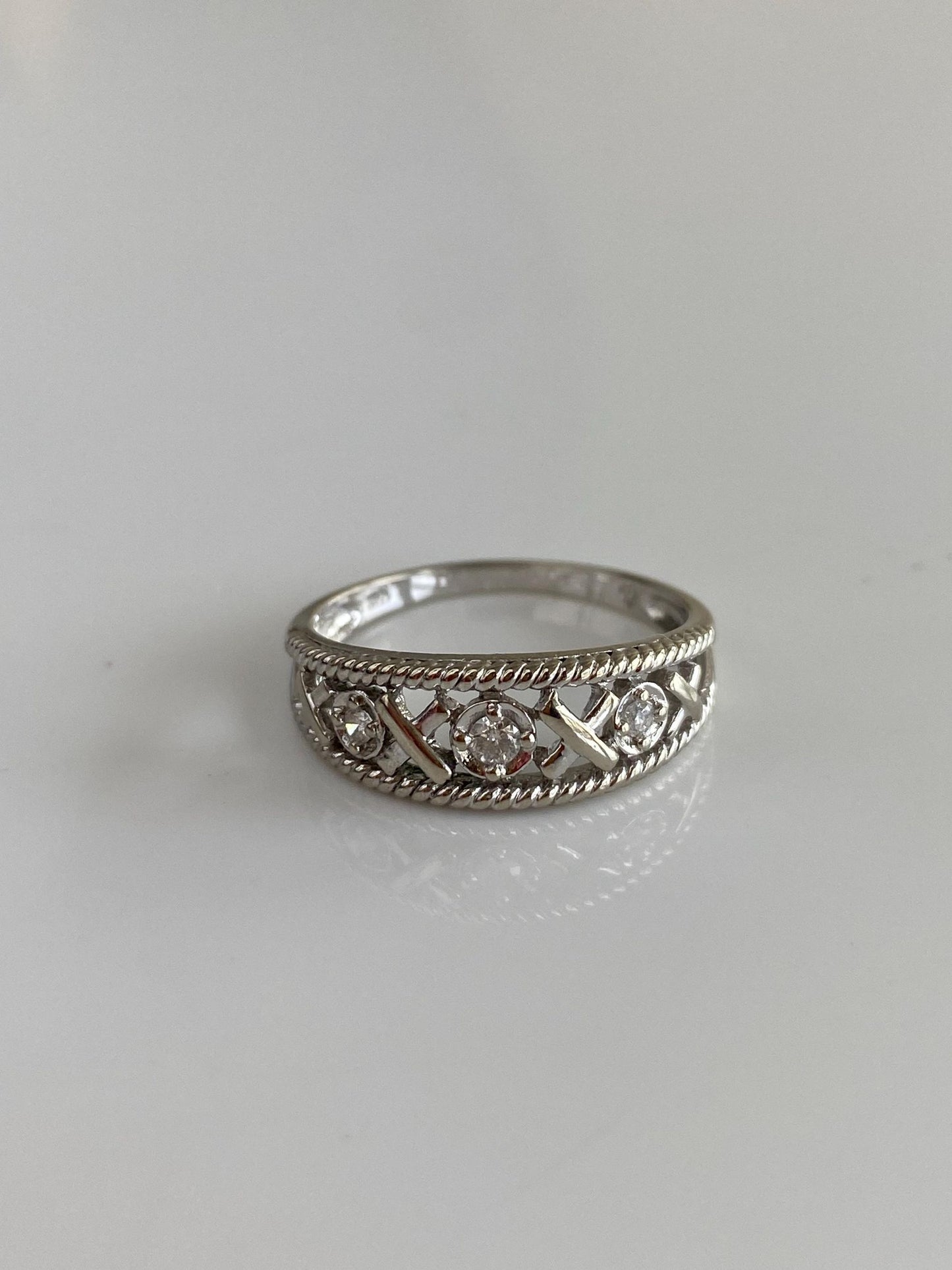 Vintage Solid 10k White Gold Diamond XO Ring Band - Size 7.75