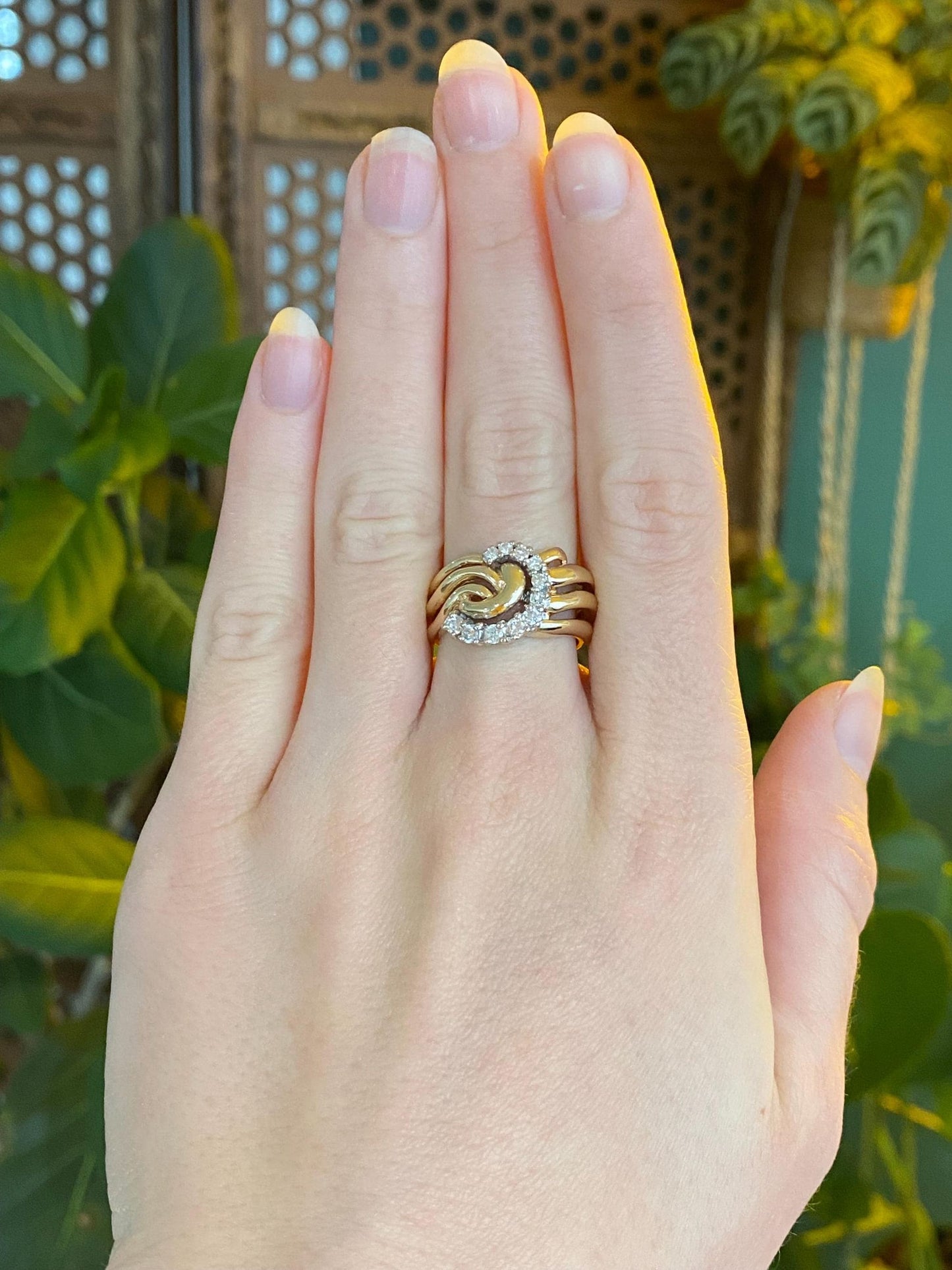 Vintage Solid 14k Yellow Gold Diamond Scalloped Ring - Size 7