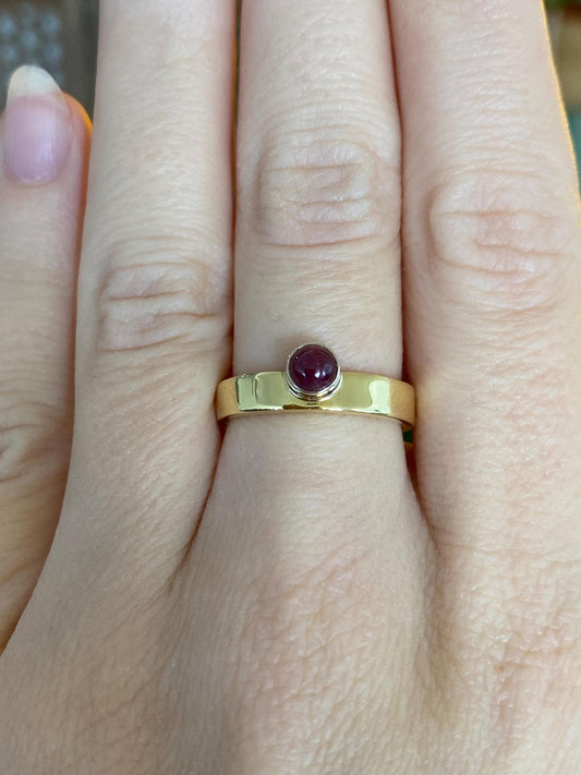 Vintage Solid 18k Yellow Gold Ruby Cabochon Ring Band - Size 6