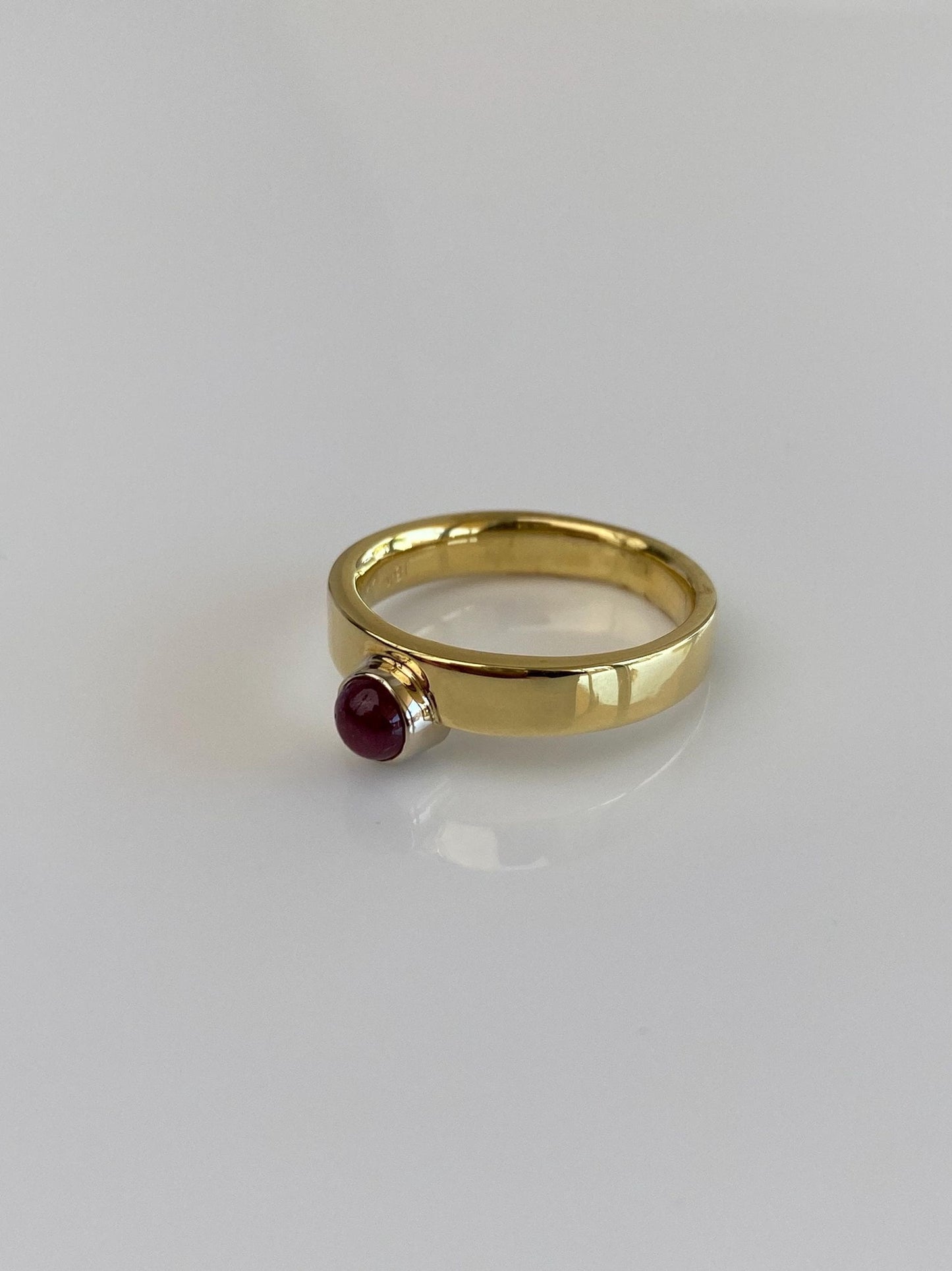 Vintage Solid 18k Yellow Gold Ruby Cabochon Ring Band - Size 6