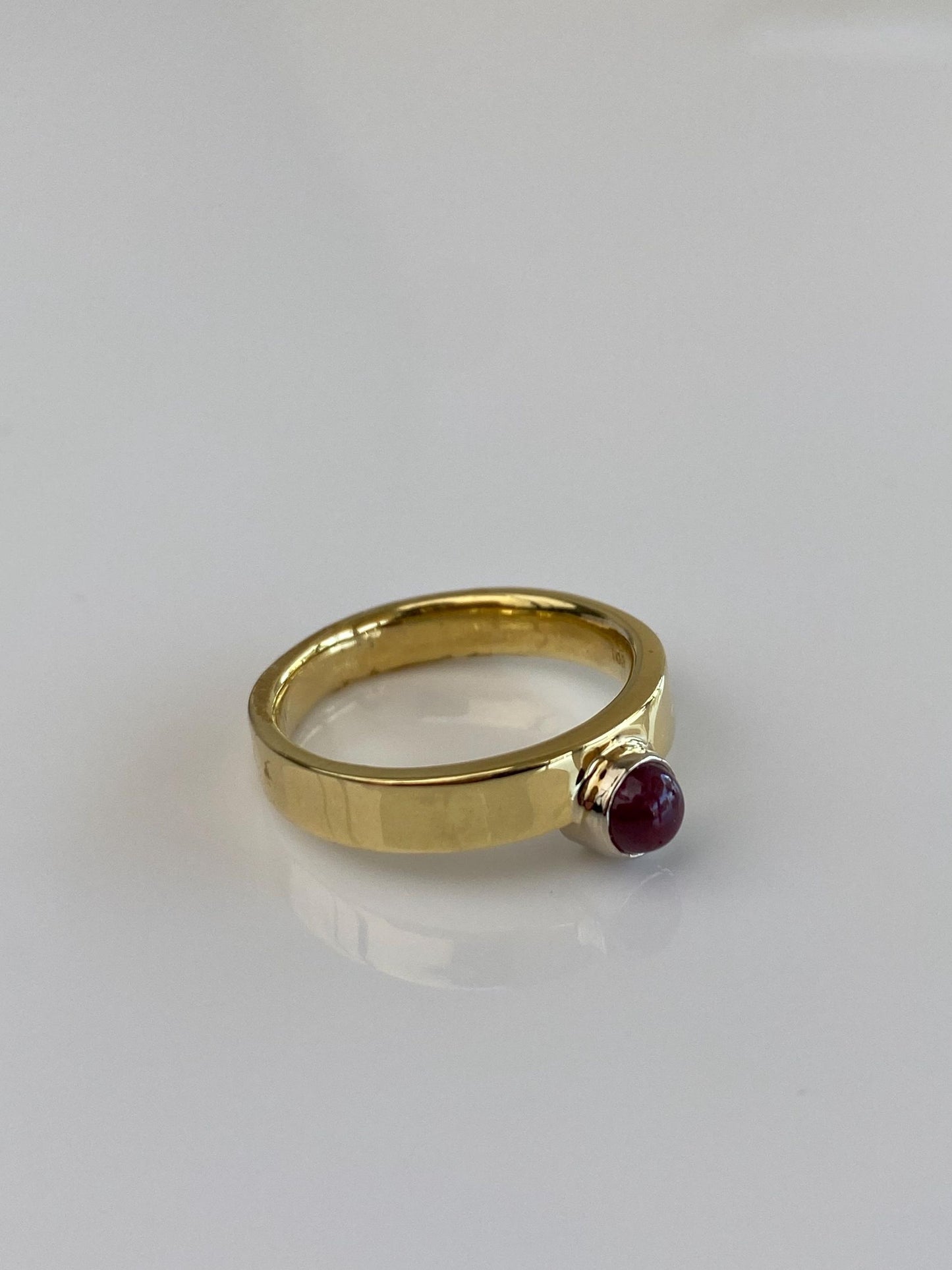Vintage Solid 18k Yellow Gold Ruby Cabochon Ring Band - Size 6