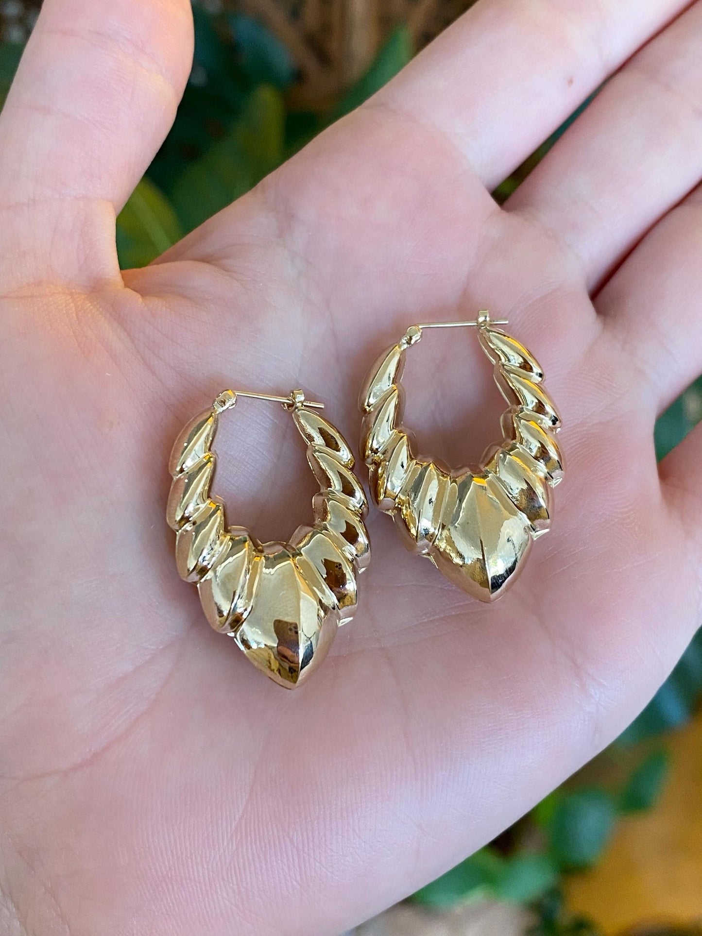 Vintage 14k Yellow Gold Chevron Scalloped Hoop Earrings