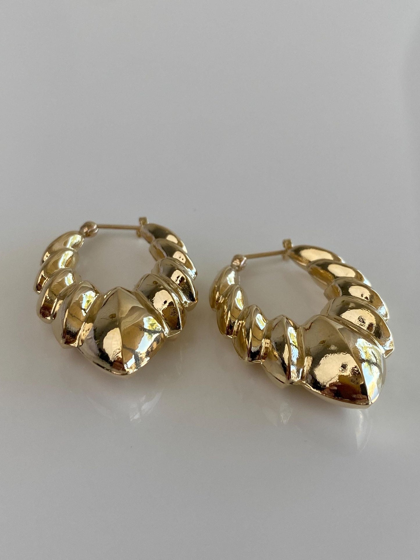 Vintage 14k Yellow Gold Chevron Scalloped Hoop Earrings