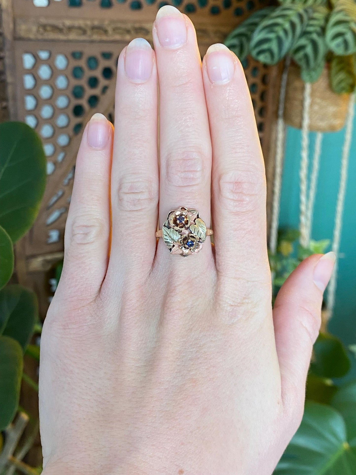 Vintage Solid 14k Tri Tone Gold Blue Sapphire Flower Leaves Ring - Size 6