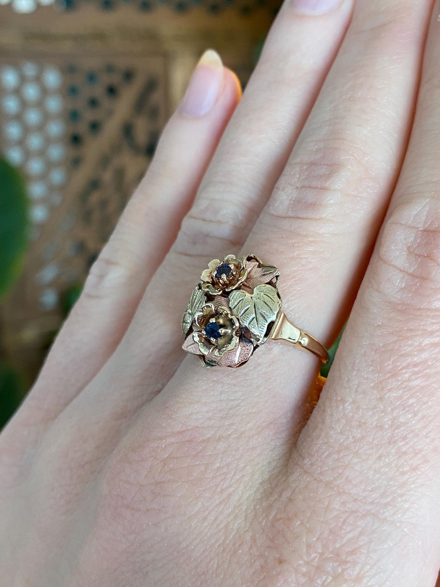 Vintage Solid 14k Tri Tone Gold Blue Sapphire Flower Leaves Ring - Size 6