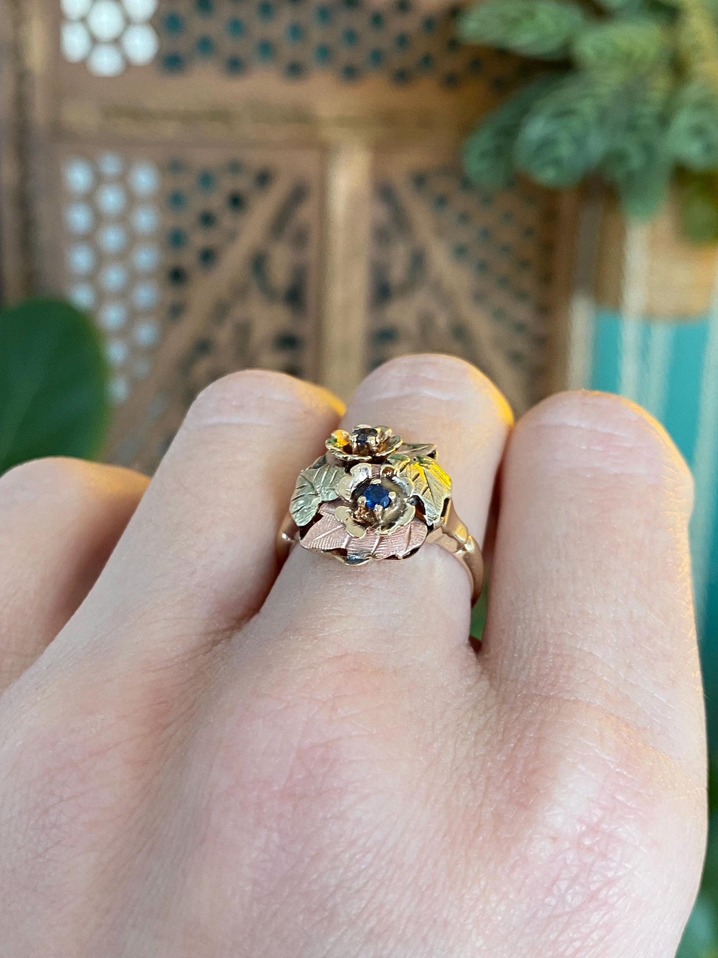 Vintage Solid 14k Tri Tone Gold Blue Sapphire Flower Leaves Ring - Size 6
