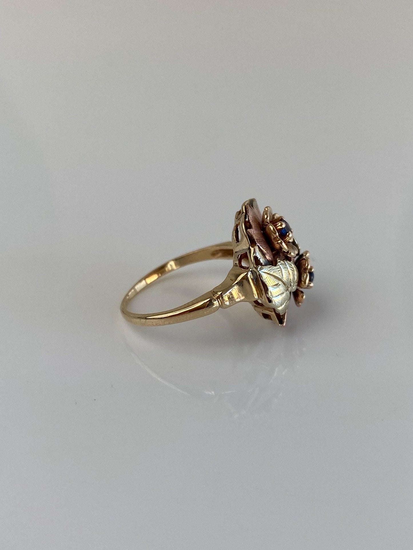 Vintage Solid 14k Tri Tone Gold Blue Sapphire Flower Leaves Ring - Size 6