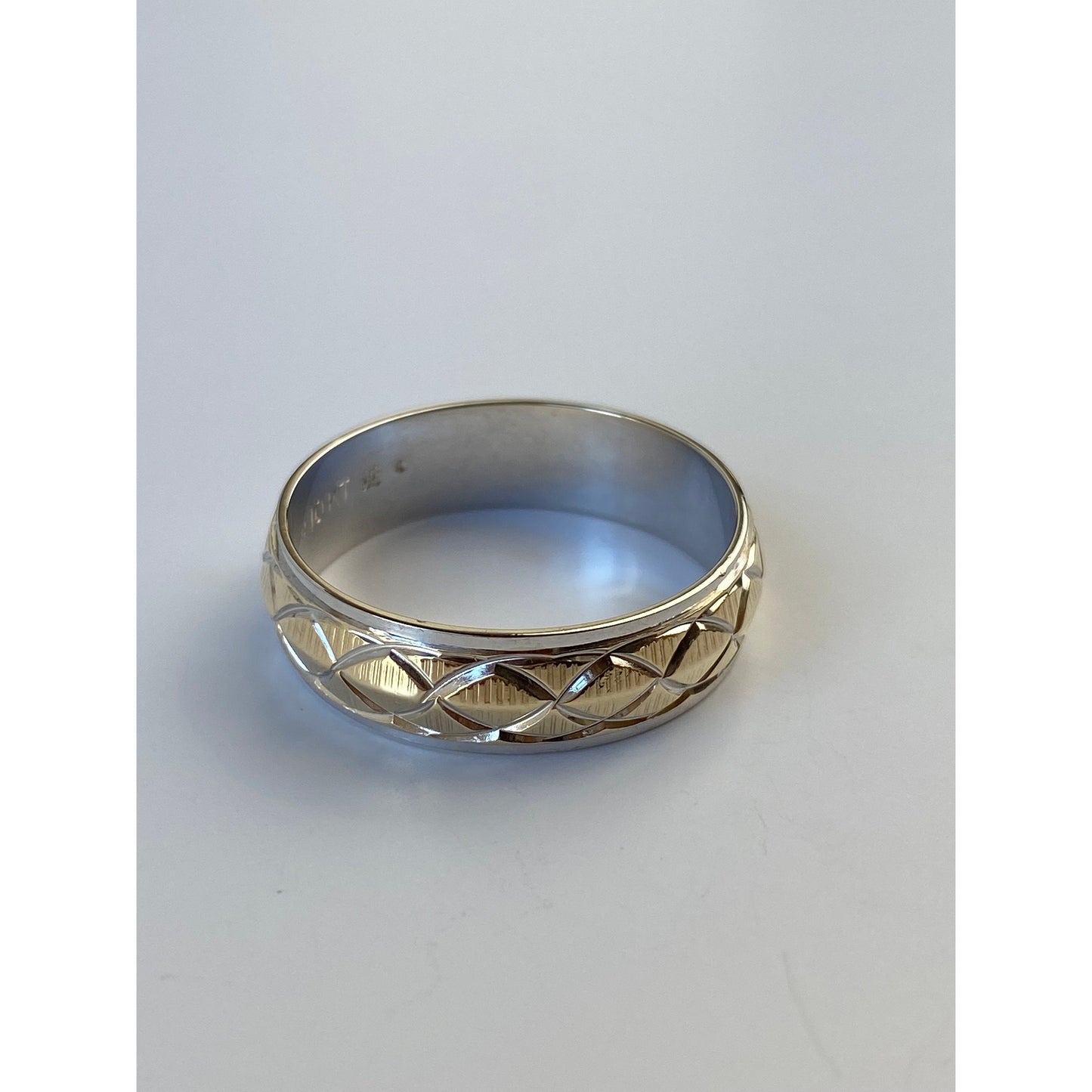 Vintage Solid 10k Yellow & White Gold Designed Ring Band - Size 10.5
