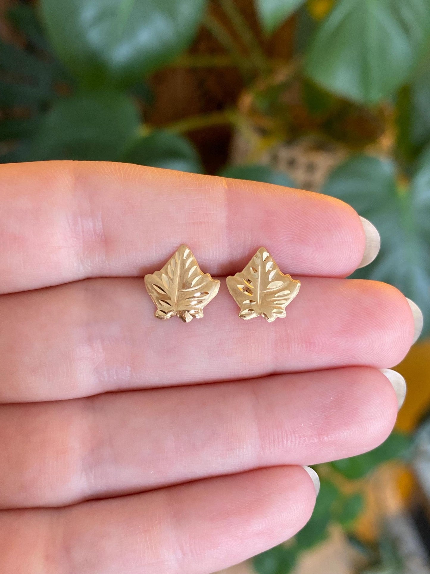 Vintage Solid 14k Yellow Gold Diamond Cut Leaf Stud Earrings