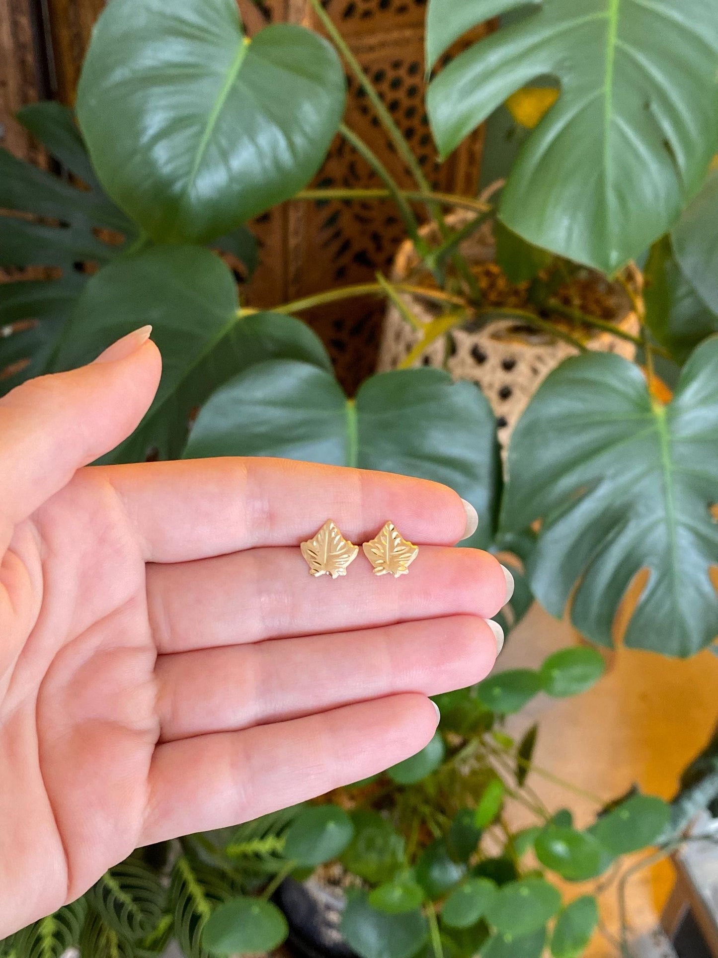 Vintage Solid 14k Yellow Gold Diamond Cut Leaf Stud Earrings