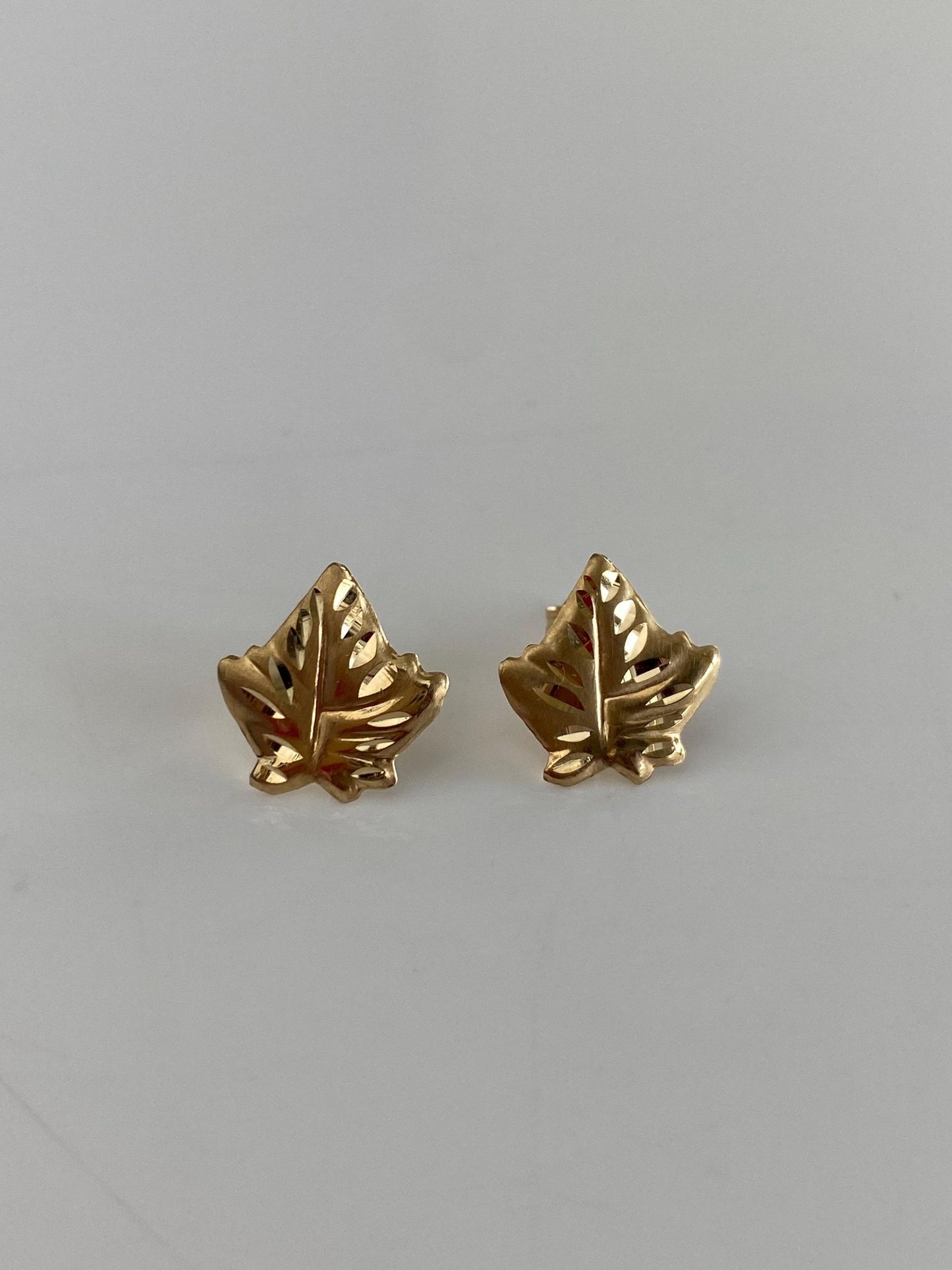 Vintage Solid 14k Yellow Gold Diamond Cut Leaf Stud Earrings