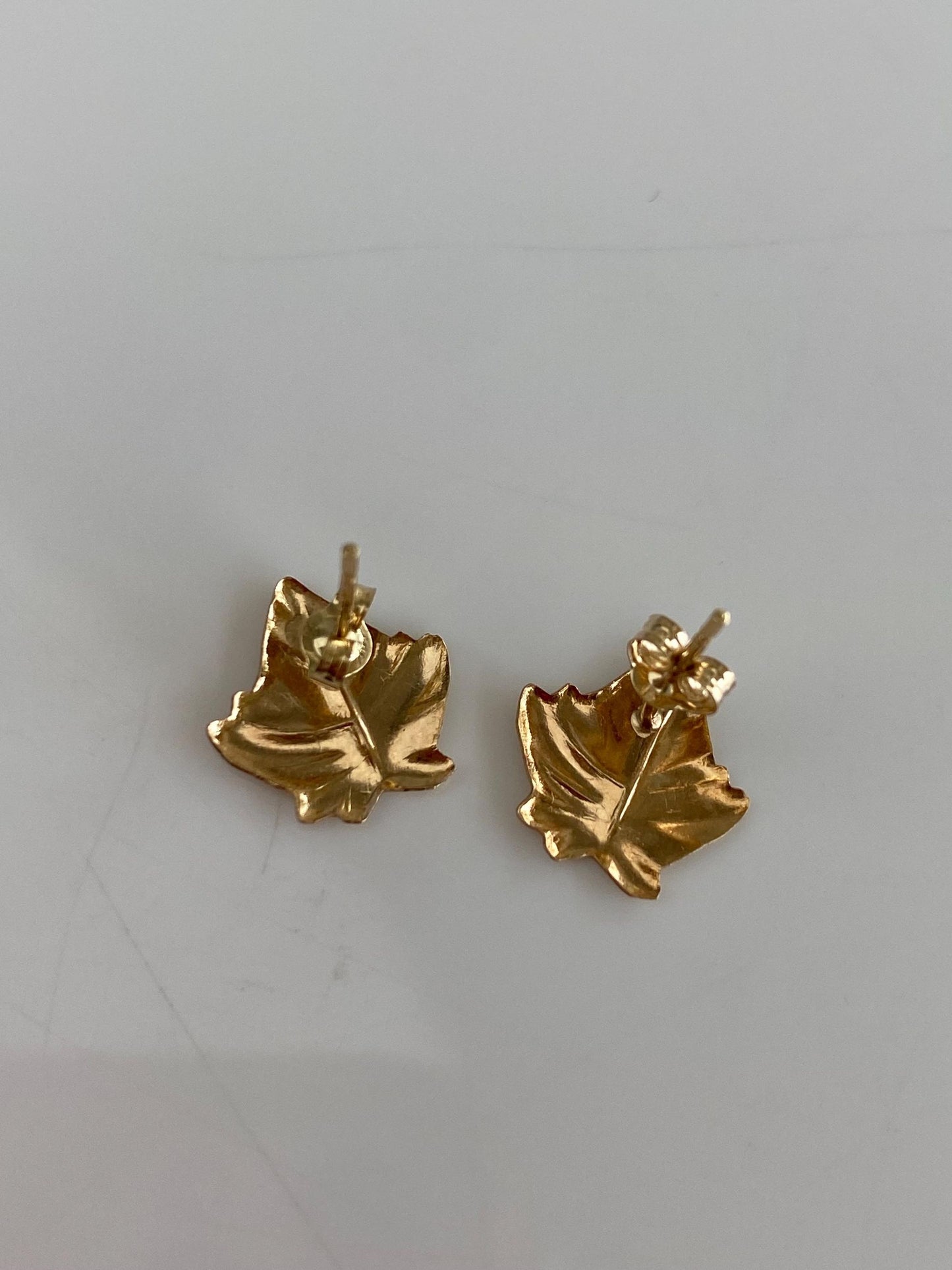 Vintage Solid 14k Yellow Gold Diamond Cut Leaf Stud Earrings