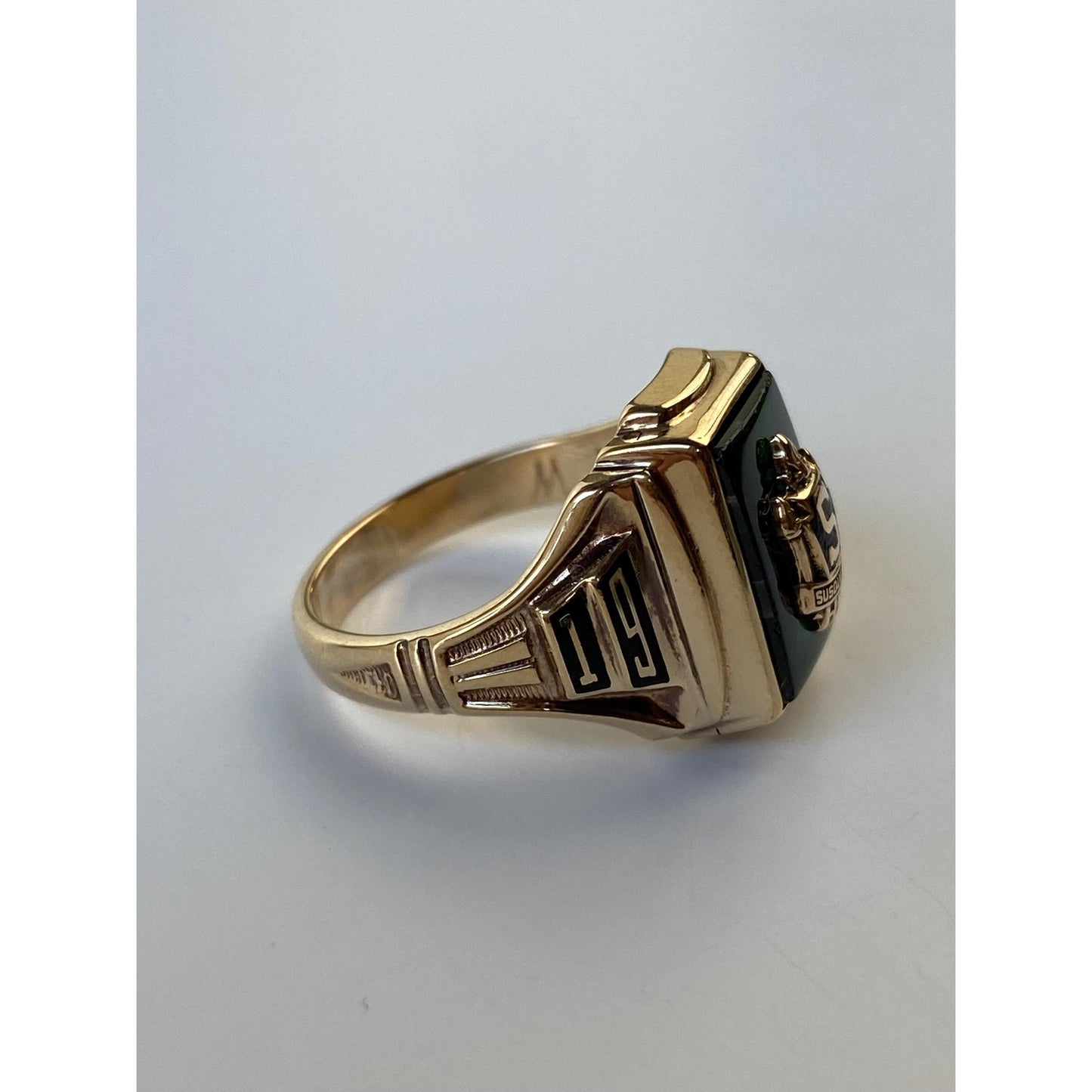 Vintage Solid 10k Yellow Gold Green Spinel 1970 Class Ring - Size 6.75