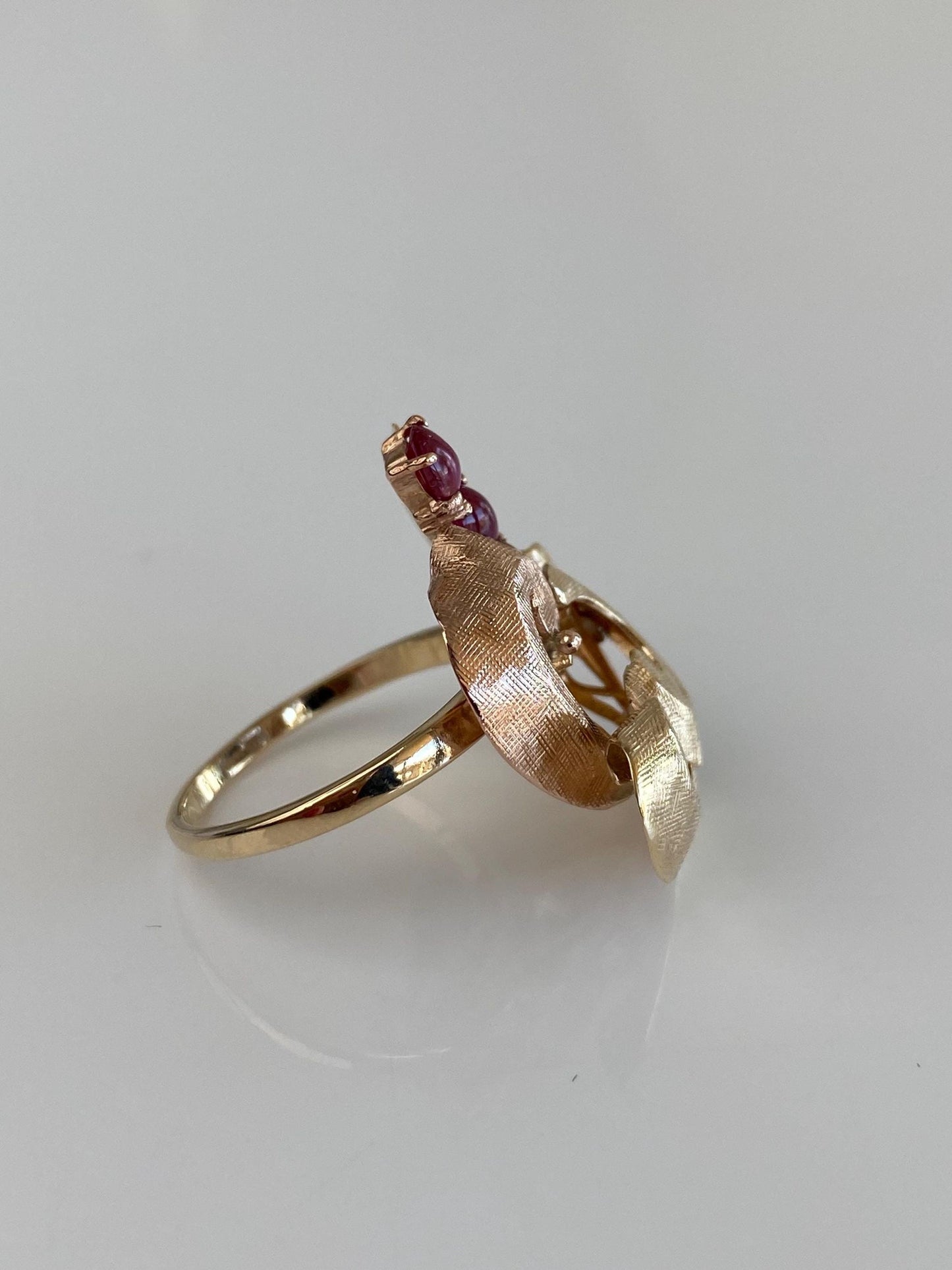 Vintage Solid 14k Yellow Gold Ruby Cabochon Ring - Size 7.5