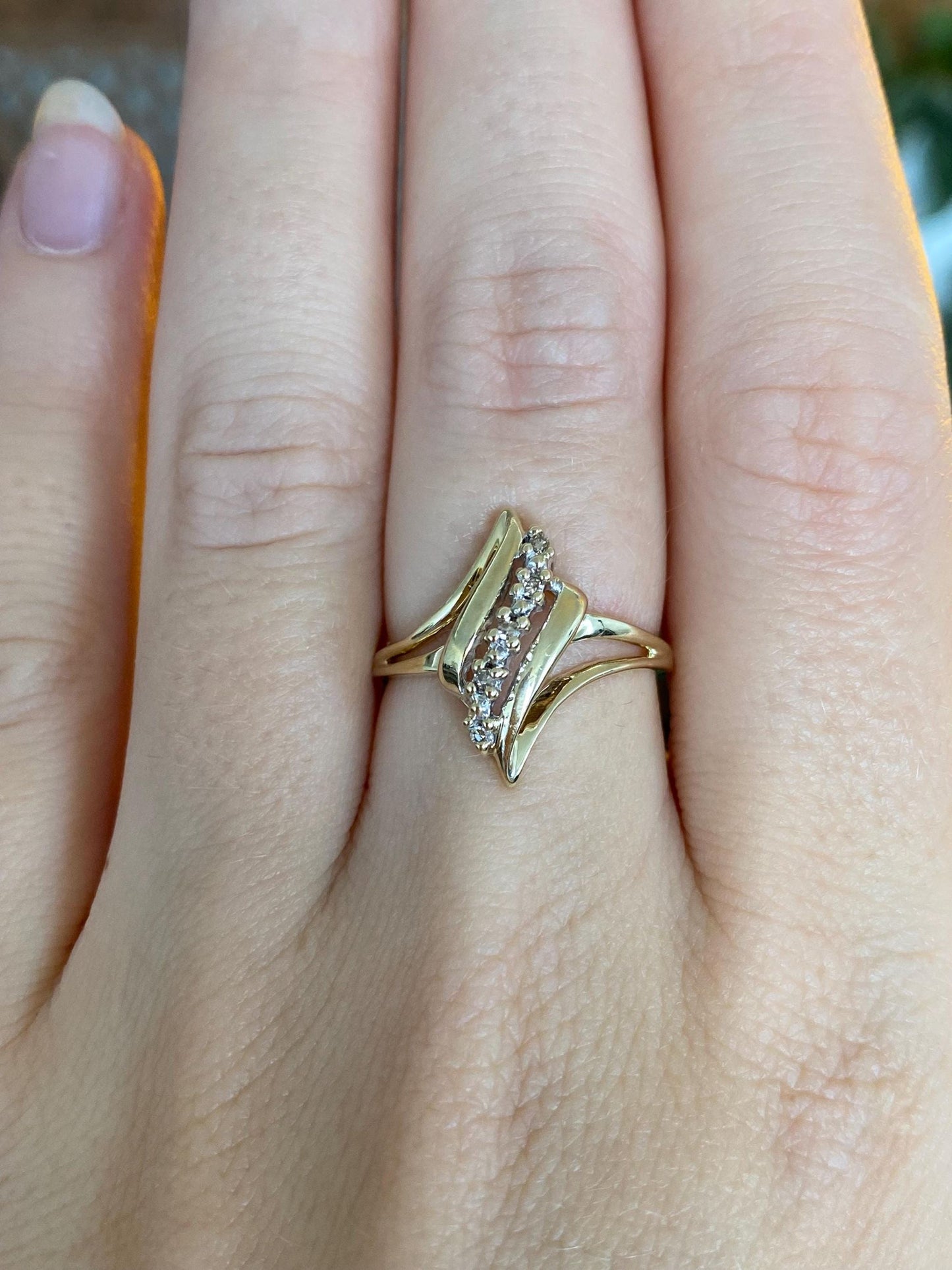 Vintage Solid 10k Yellow Gold Diamond Twist Ring - Size 6.5