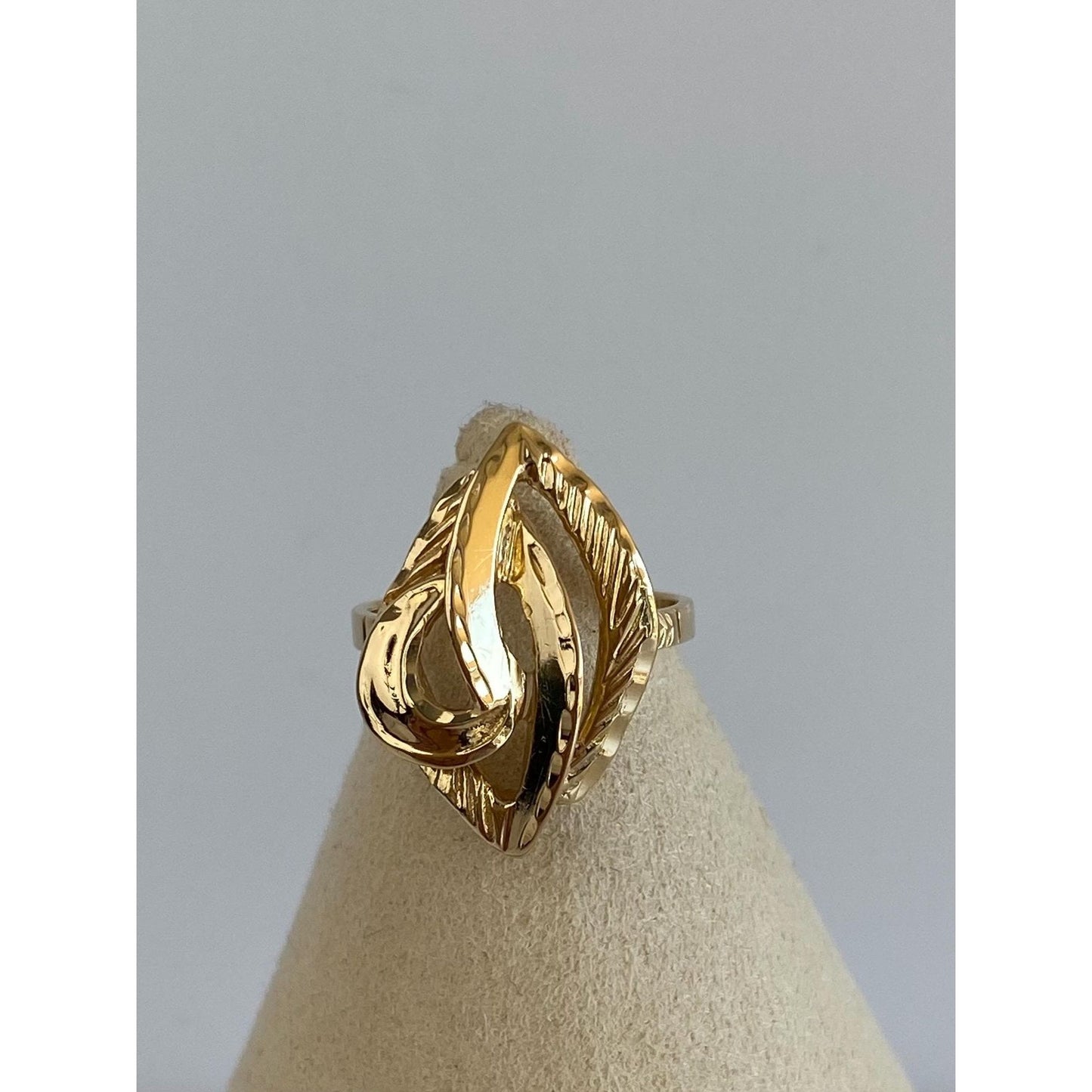 Vintage Solid 18k Yellow Gold Diamond Cut Ring - Size 6