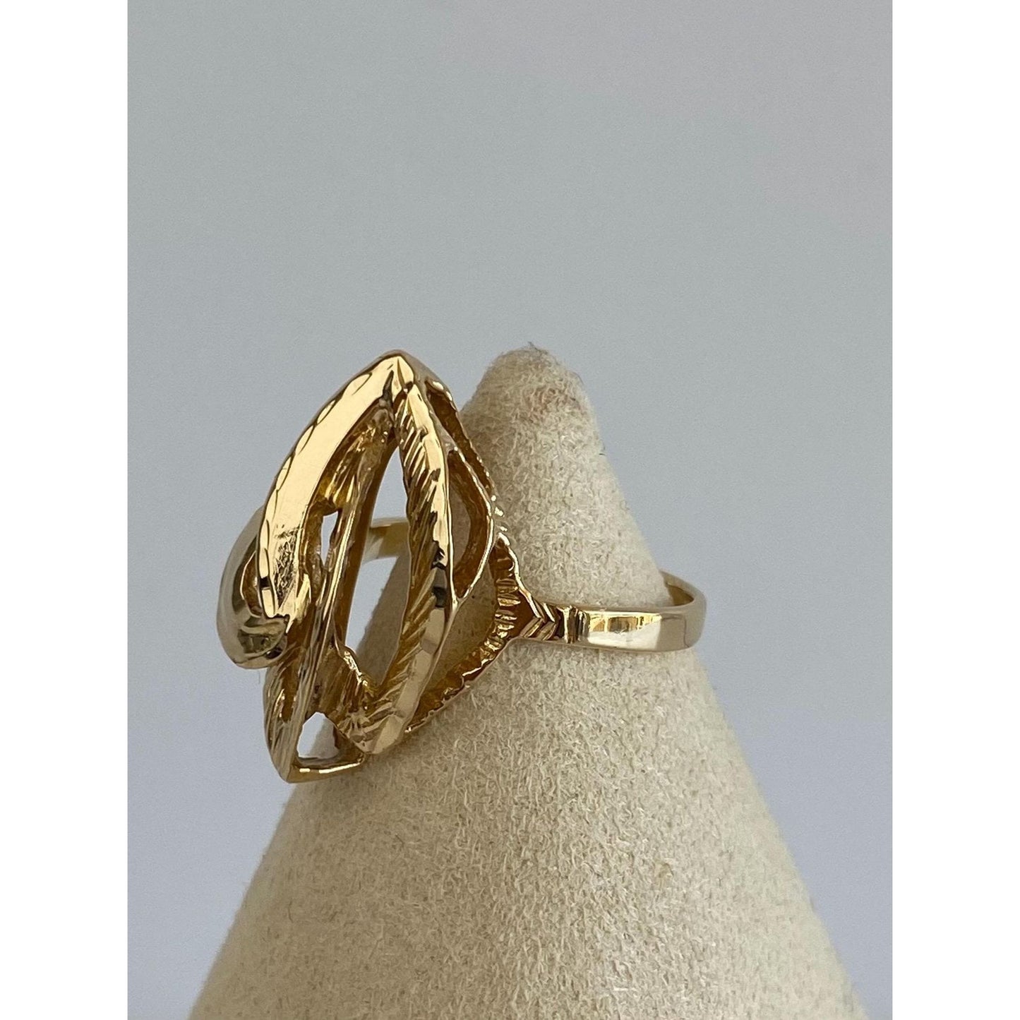 Vintage Solid 18k Yellow Gold Diamond Cut Ring - Size 6