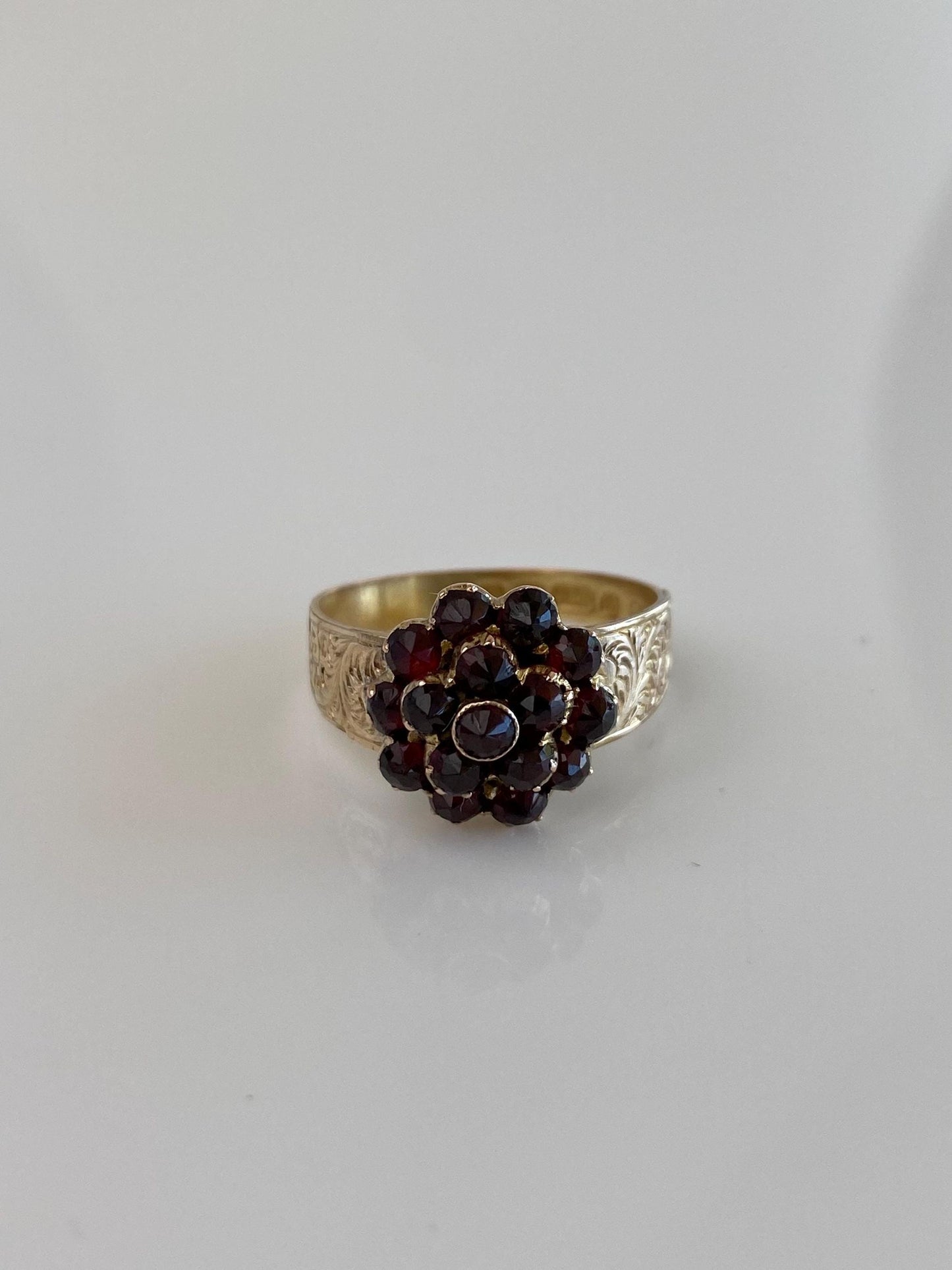 Vintage Solid 9k Yellow Gold Garnet Cluster Designed Ring - Size 7
