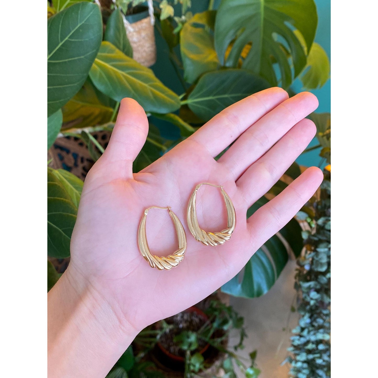 Vintage 14k Yellow Gold Scalloped Milgrain Hoop Earrings