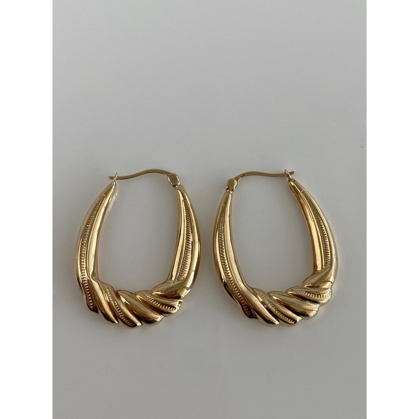 Vintage 14k Yellow Gold Scalloped Milgrain Hoop Earrings
