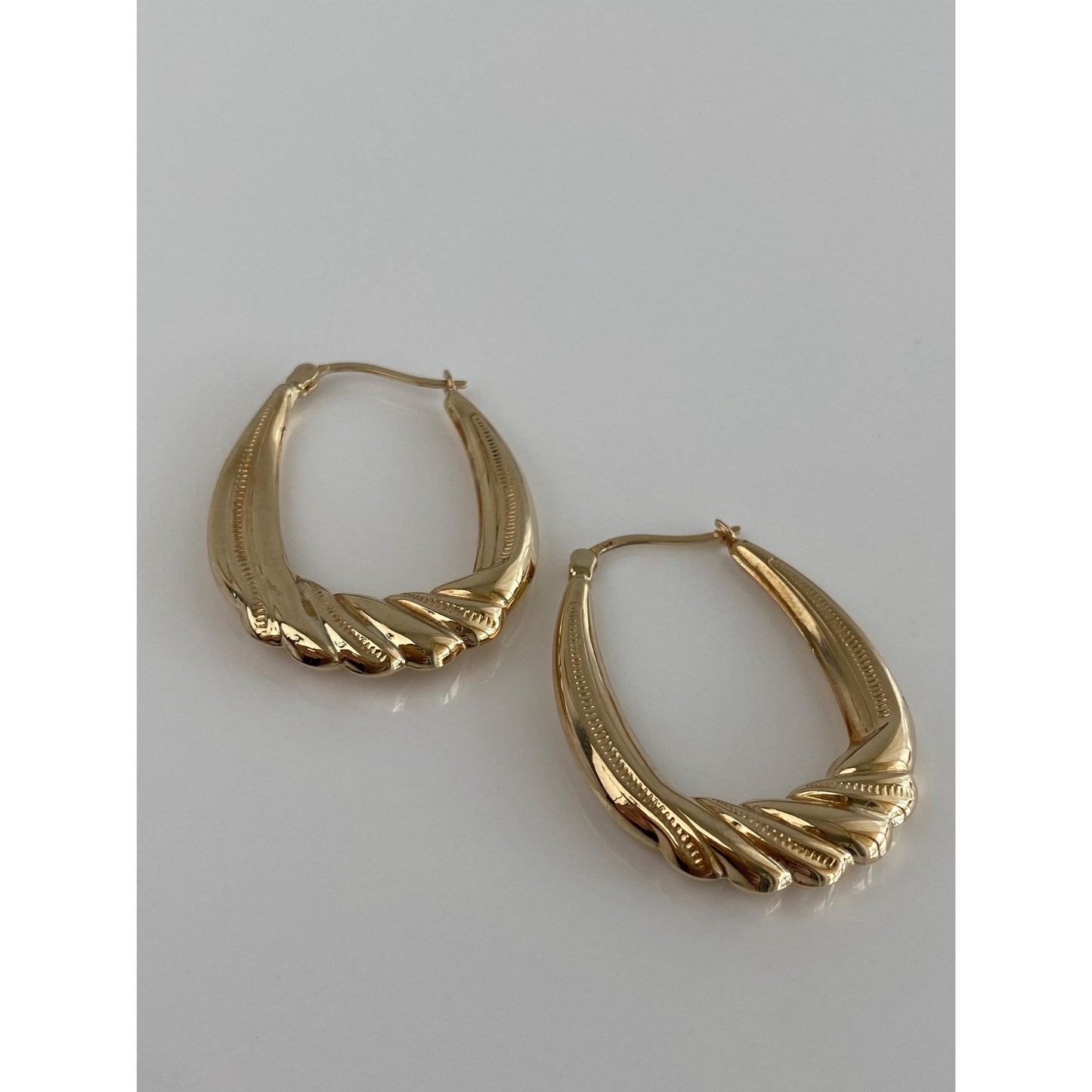 Vintage 14k Yellow Gold Scalloped Milgrain Hoop Earrings
