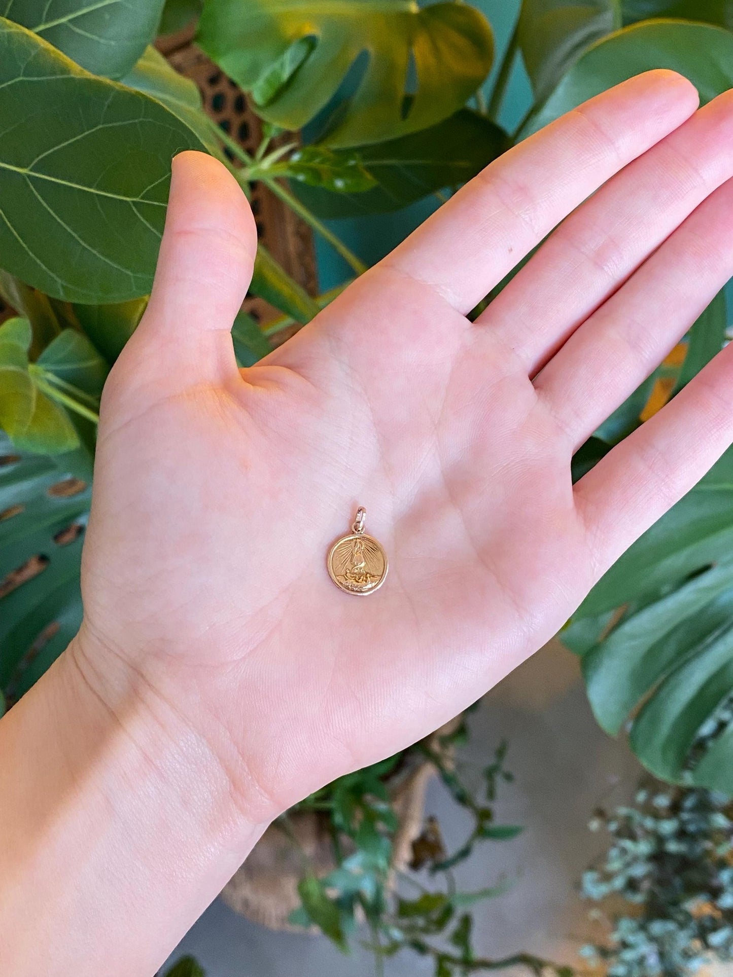 Vintage Solid 18k Yellow Gold Religious Charm