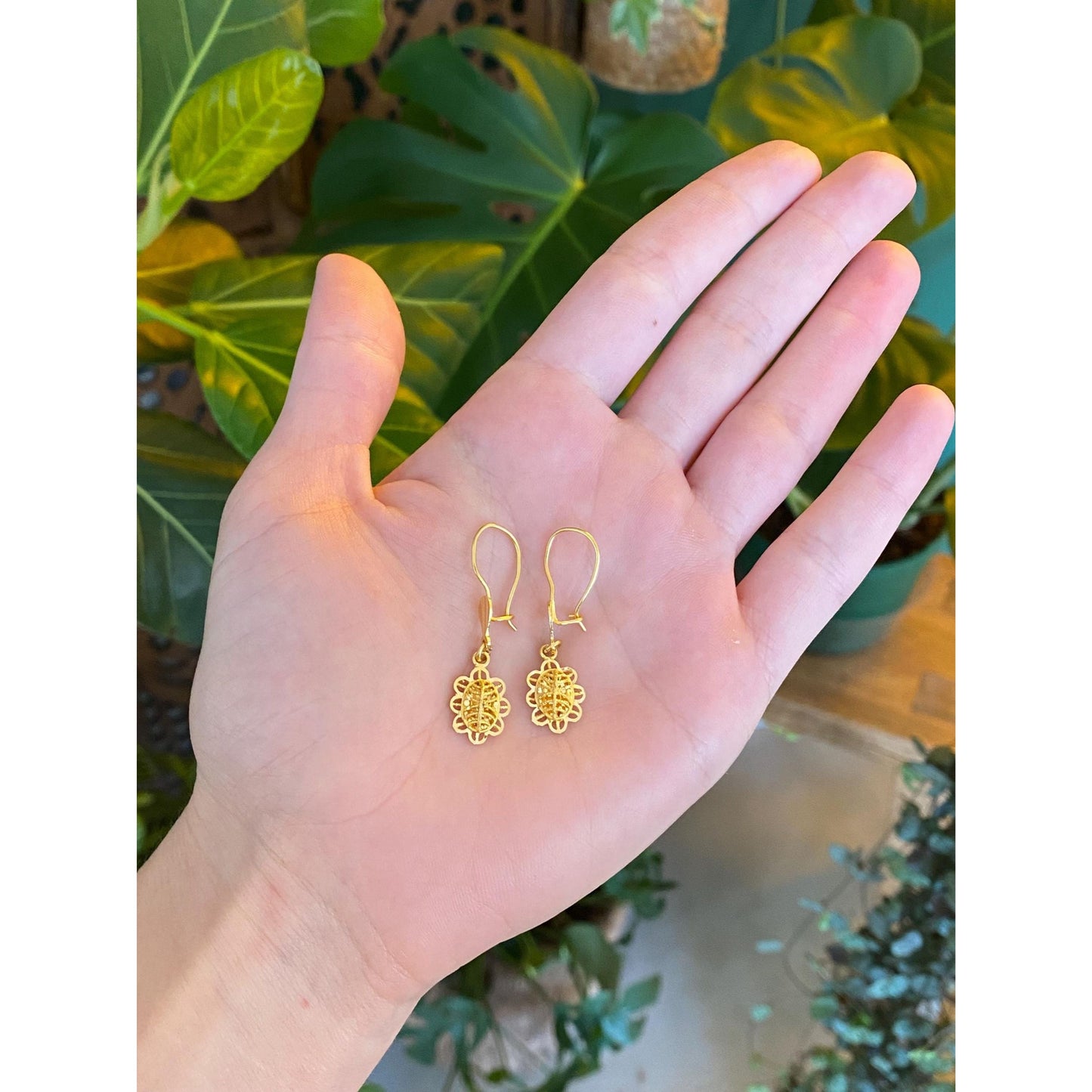 Vintage Solid 21k Yellow Gold Diamond Cut Flower Dangles