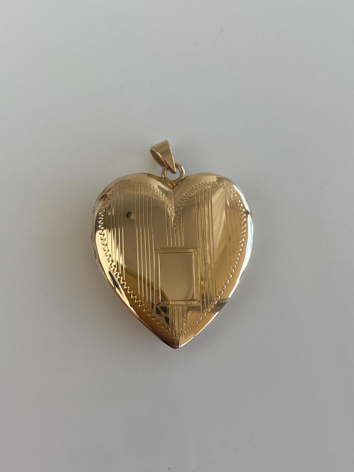 Vintage Solid 14k Yellow Gold Lined Design Heart Locket Charm