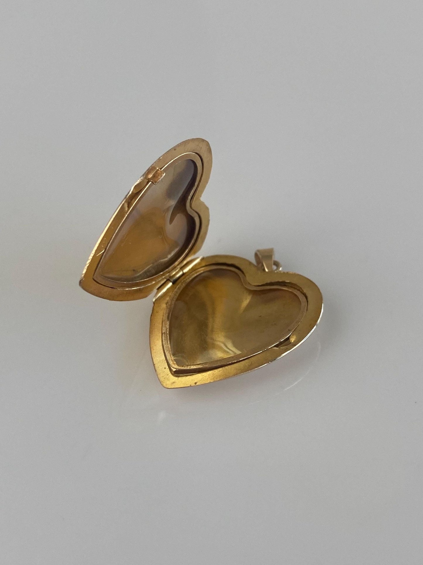 Vintage Solid 14k Yellow Gold Lined Design Heart Locket Charm