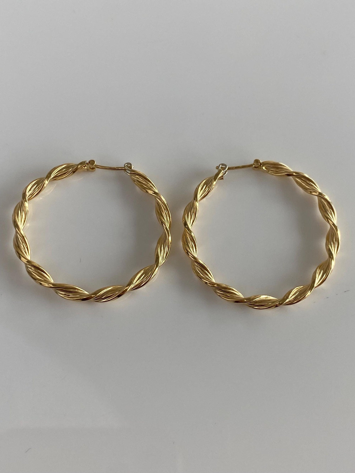 Vintage 18k Yellow Gold Twisted Hoop Earrings