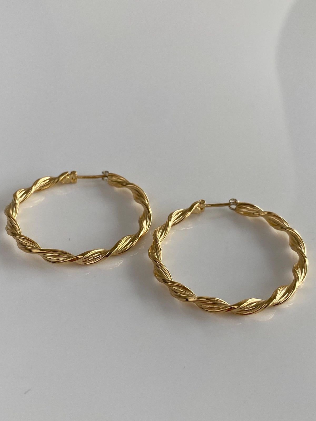 Vintage 18k Yellow Gold Twisted Hoop Earrings