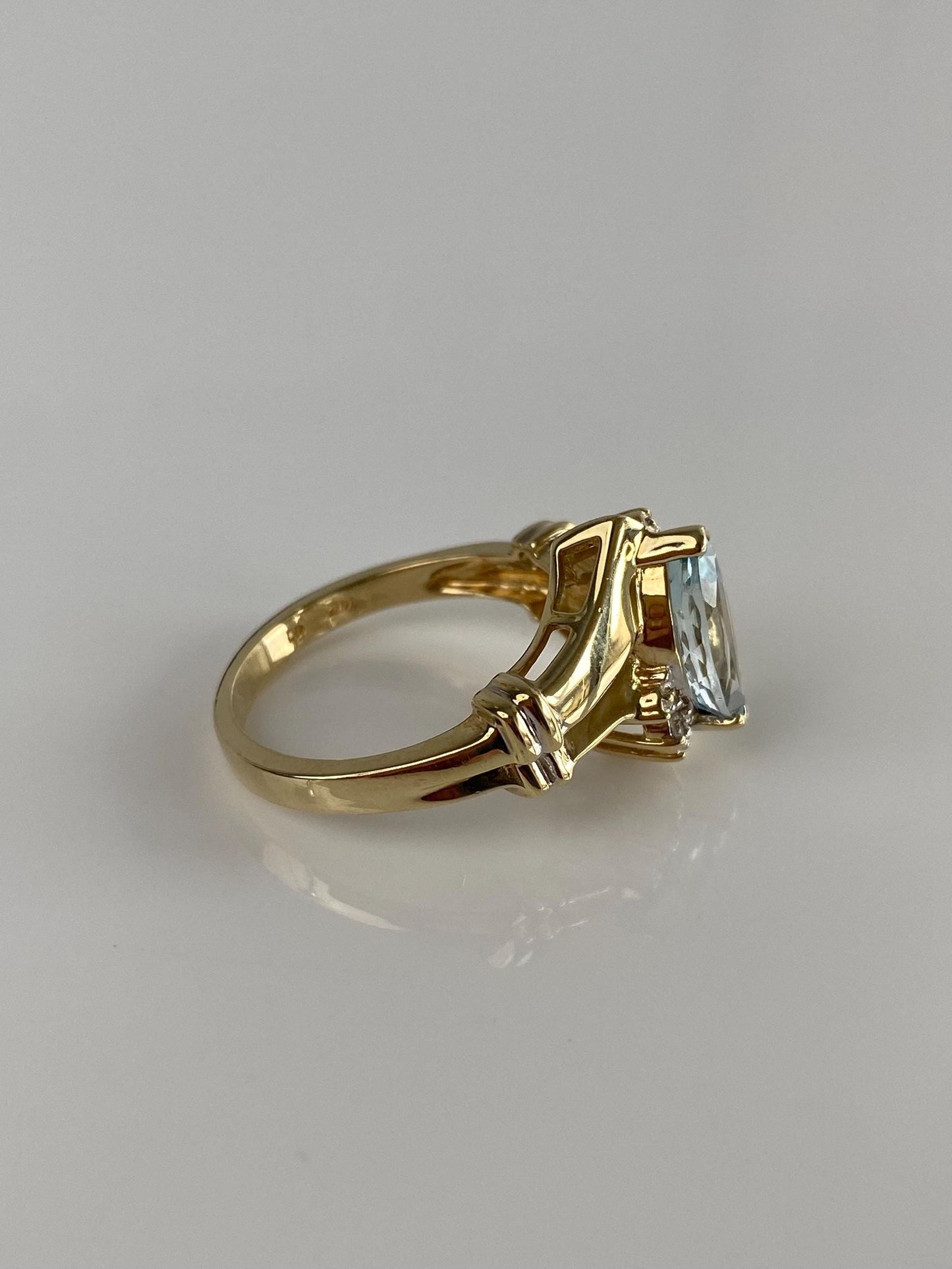 Vintage Solid 14k Yellow Gold Diamond Aquamarine Ring - Size 6.5