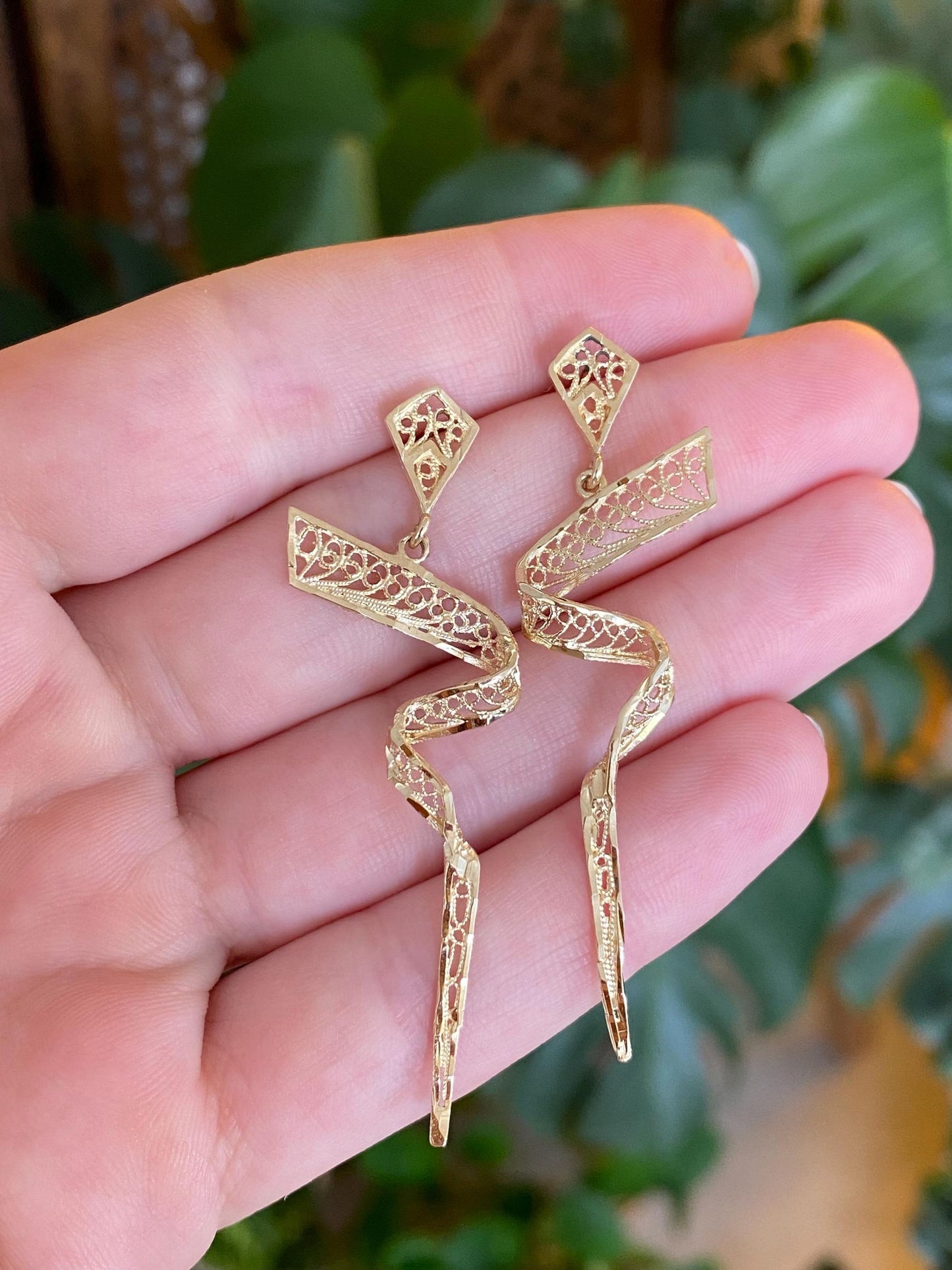 Vintage Solid 14k Yellow Gold Filigree Ribbon Dangle Stud Earrings