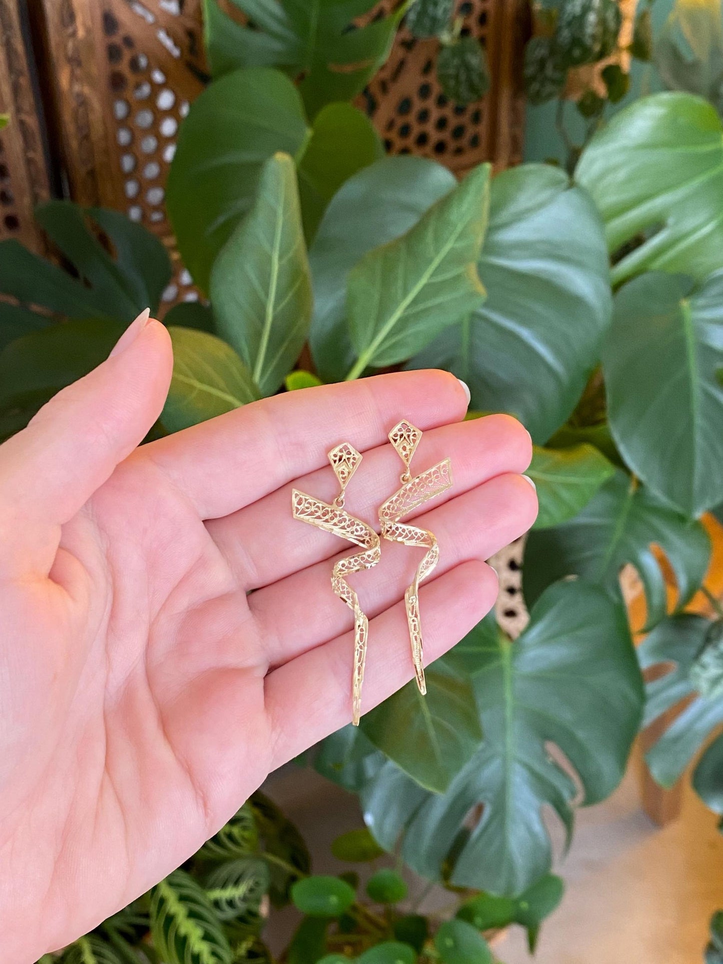 Vintage Solid 14k Yellow Gold Filigree Ribbon Dangle Stud Earrings