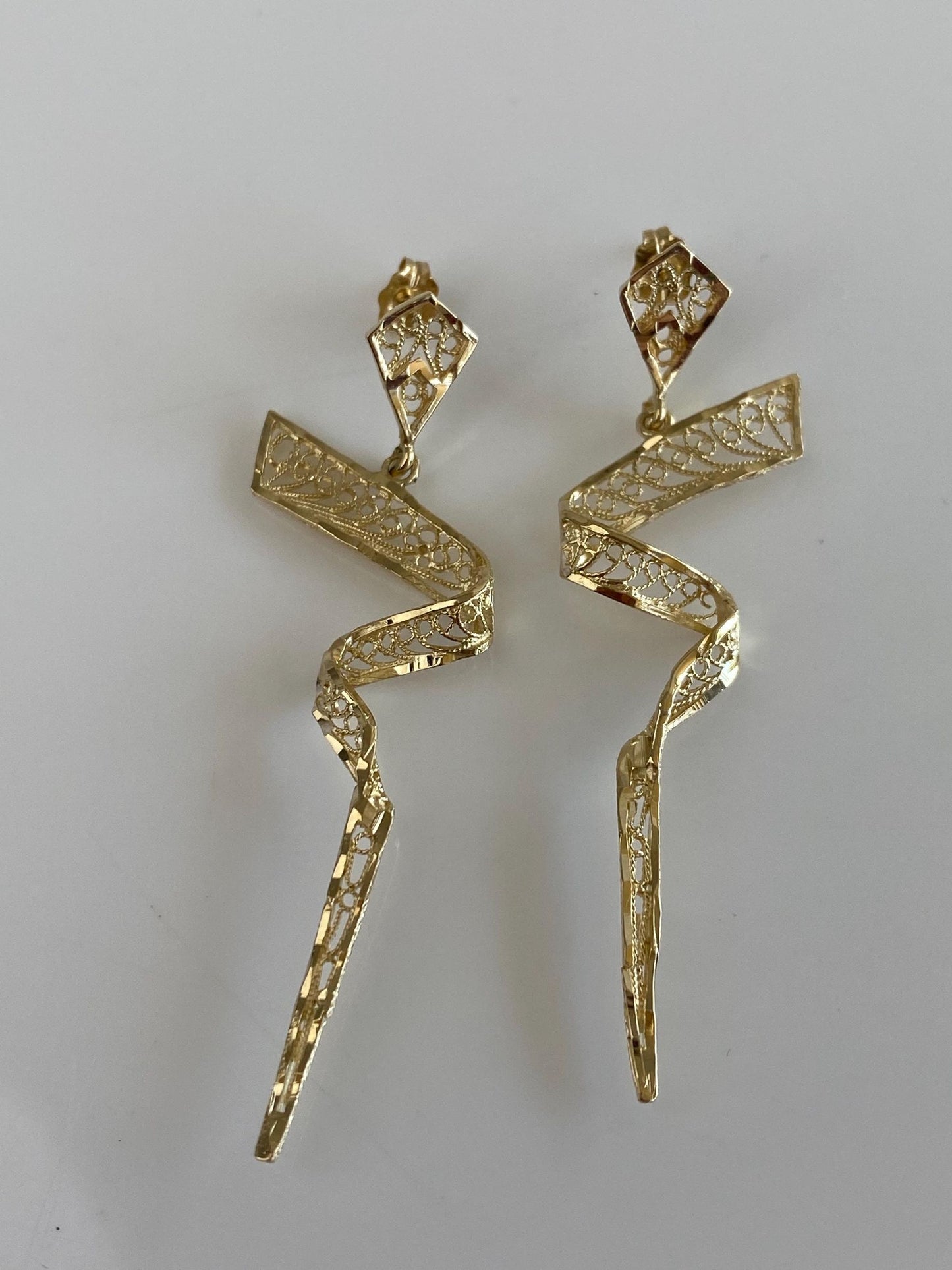 Vintage Solid 14k Yellow Gold Filigree Ribbon Dangle Stud Earrings