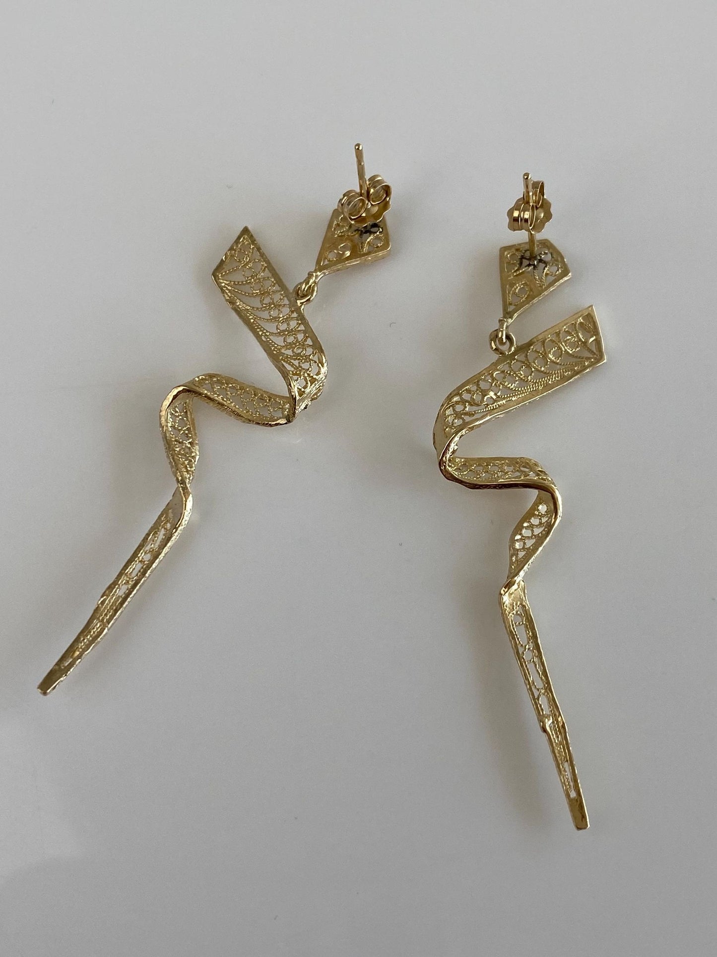 Vintage Solid 14k Yellow Gold Filigree Ribbon Dangle Stud Earrings