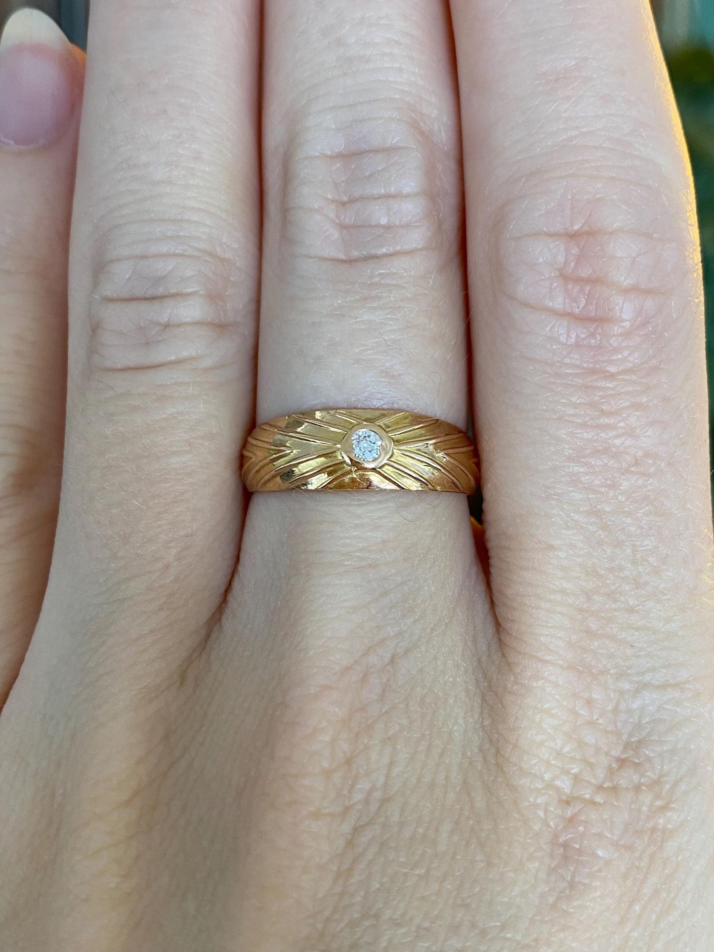 Vintage Solid 18k Yellow Gold Diamond Designed Ring Band - Size 7