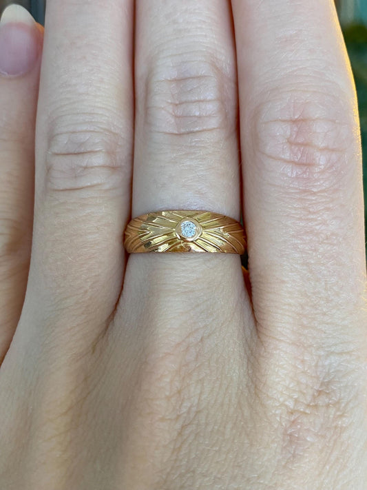 Vintage Solid 18k Yellow Gold Diamond Designed Ring Band - Size 7
